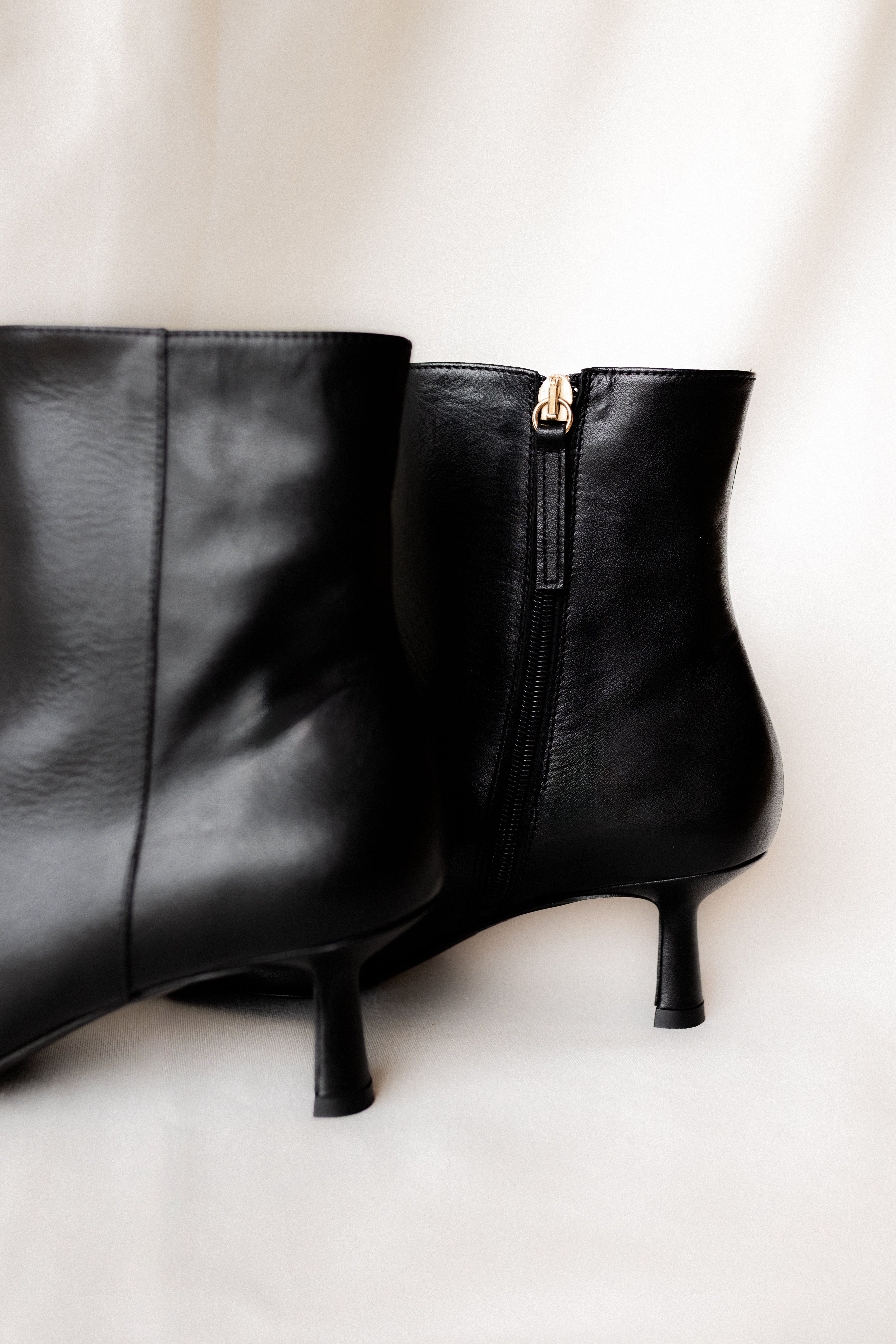 BOTÍN PAULA PIEL NEGRA TACÓN MIDI 5CM