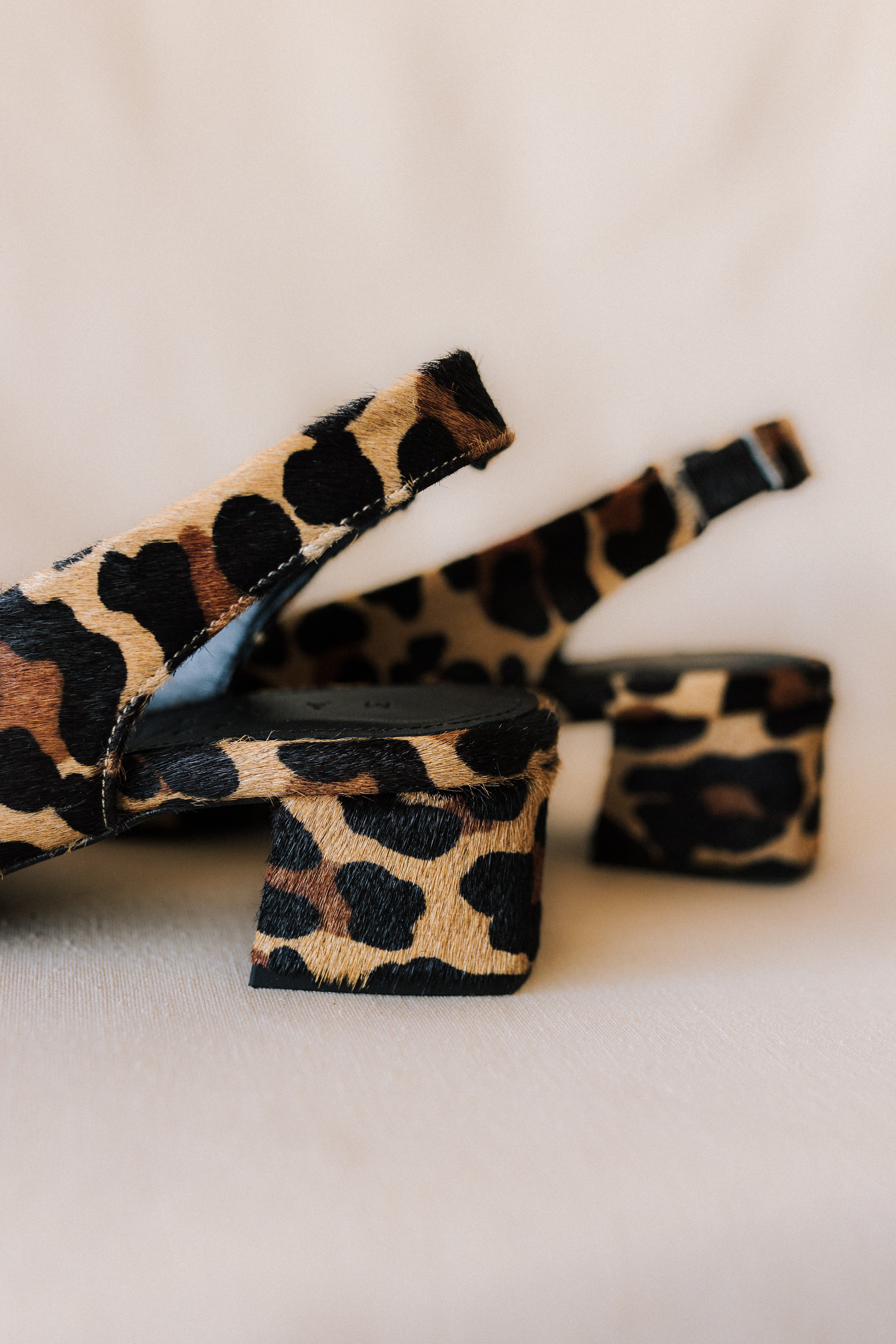 STILETTO GRETA EFECTO POTRO LEOPARDO TACÓN 4CM