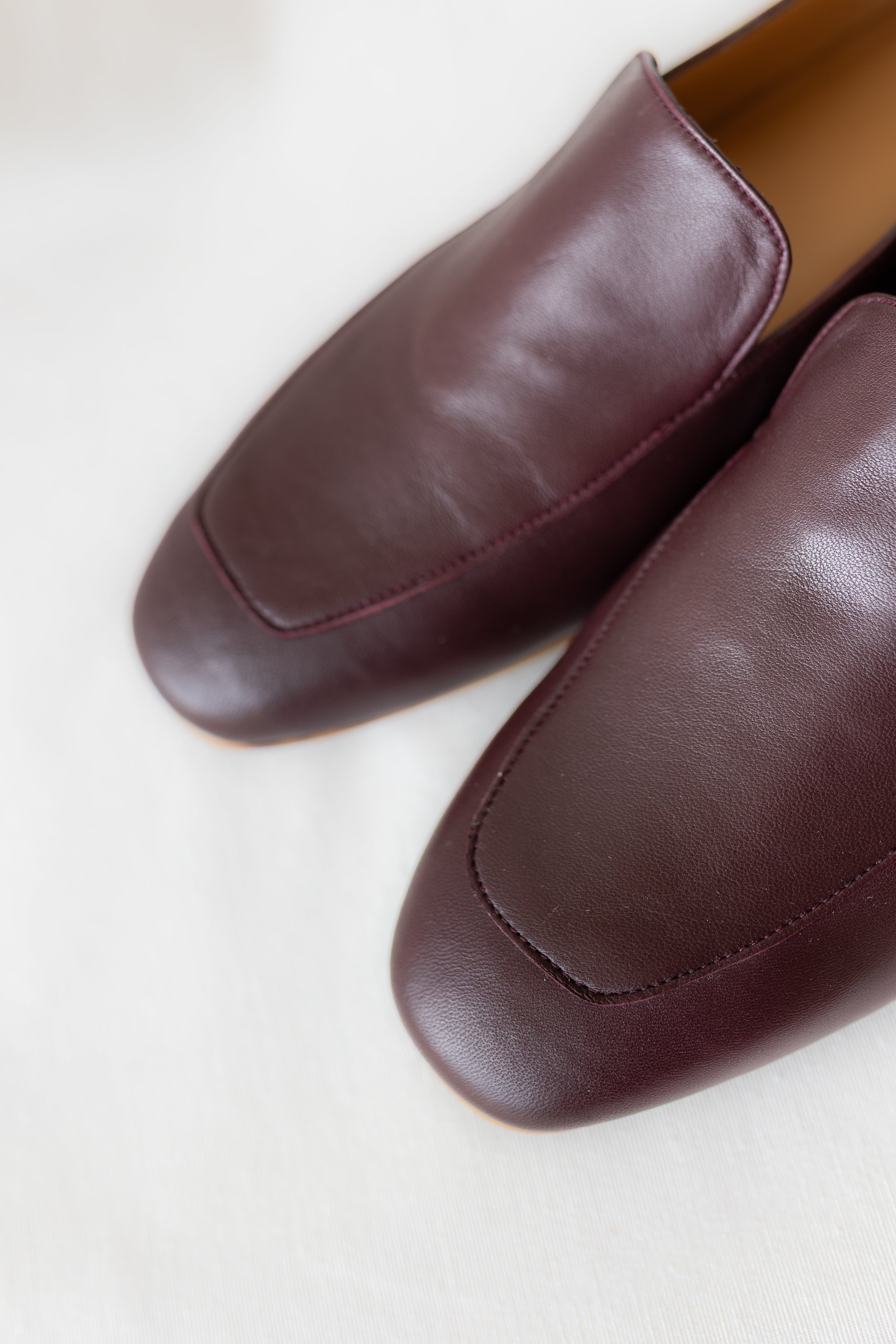 MOCASÍN BLANCA PIEL BURDEOS