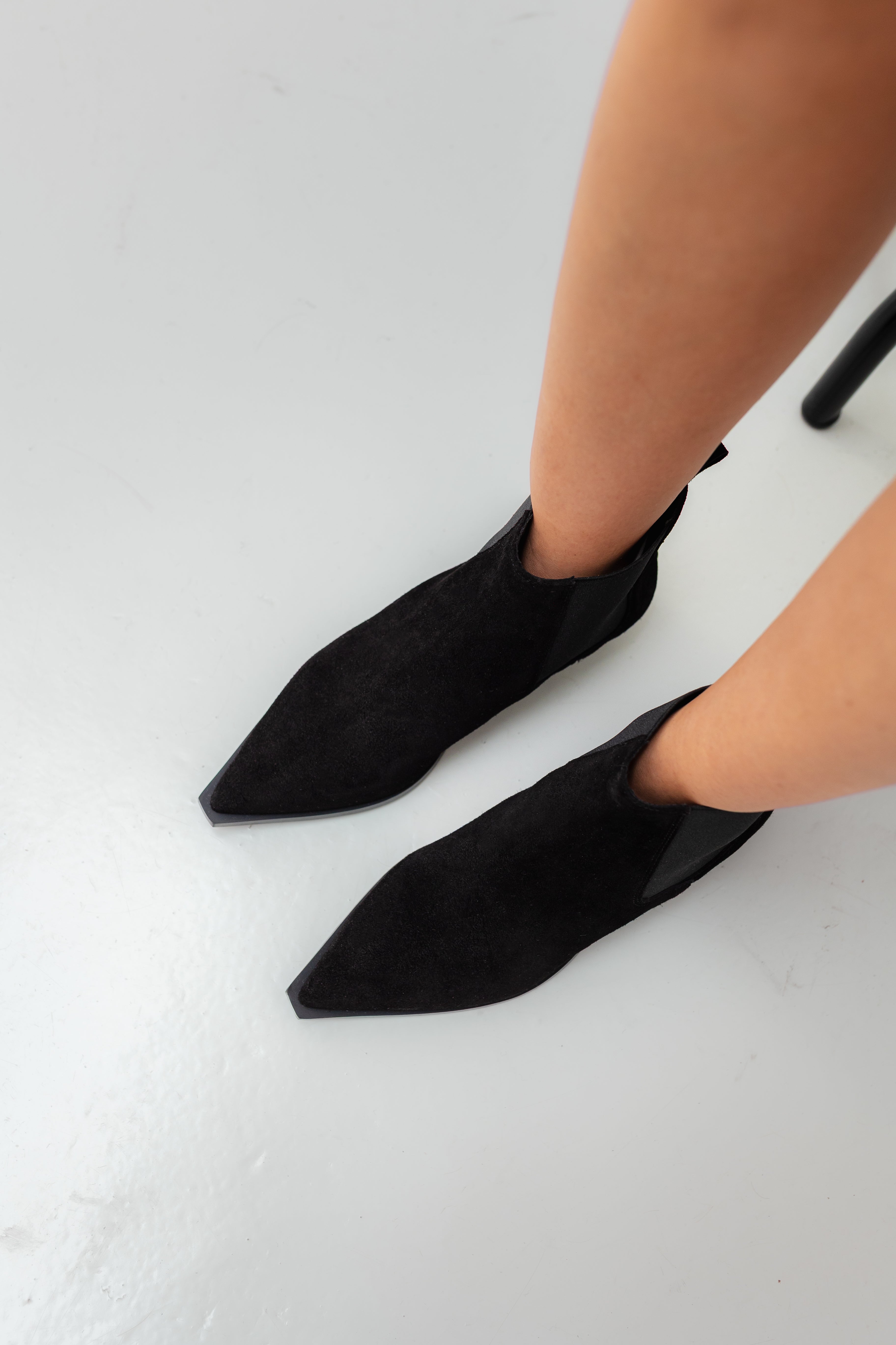 Botines de mujer fabricados en ante negro