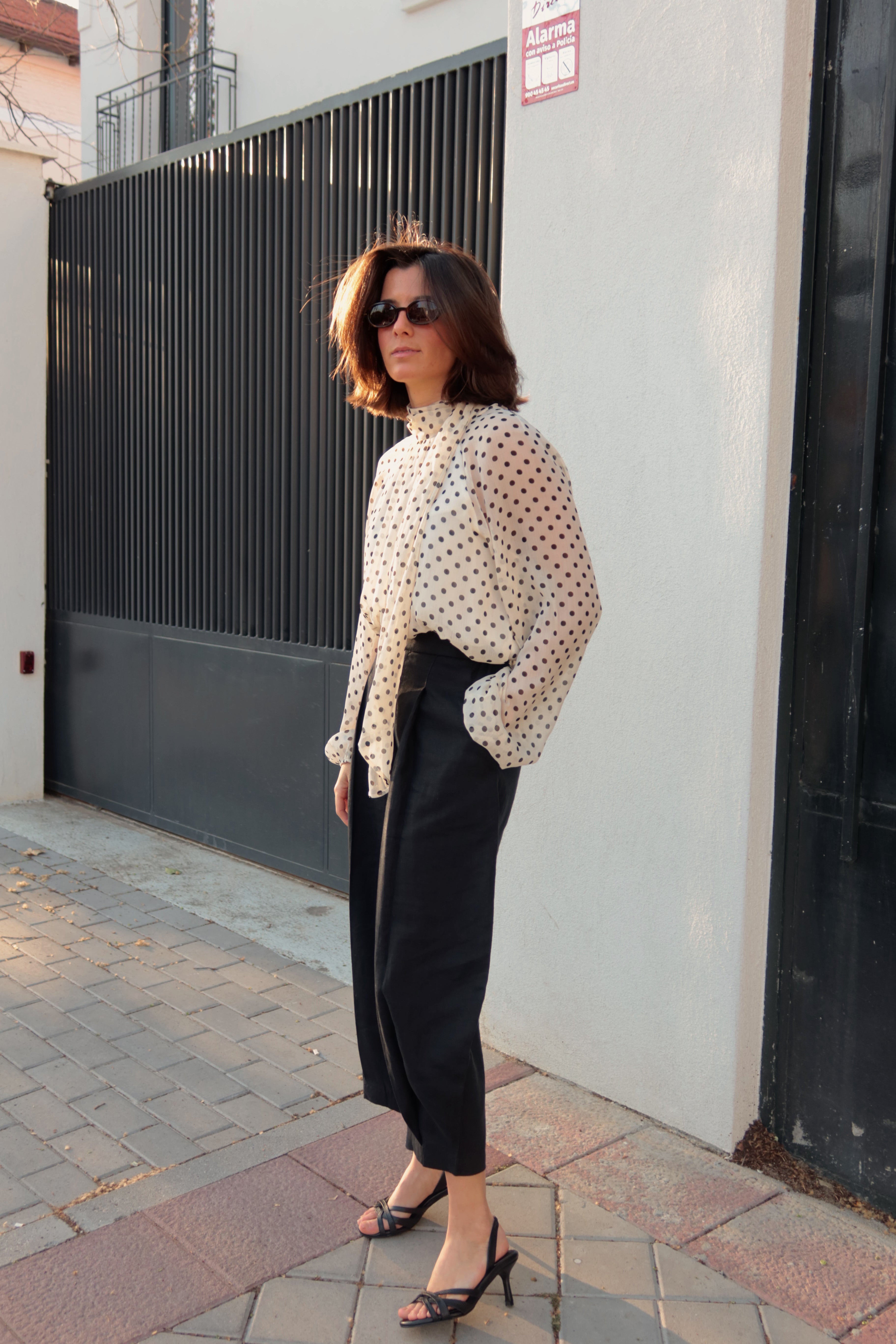 SANDALIA SIRA PIEL GRABADA NEGRA TACÓN 6CM