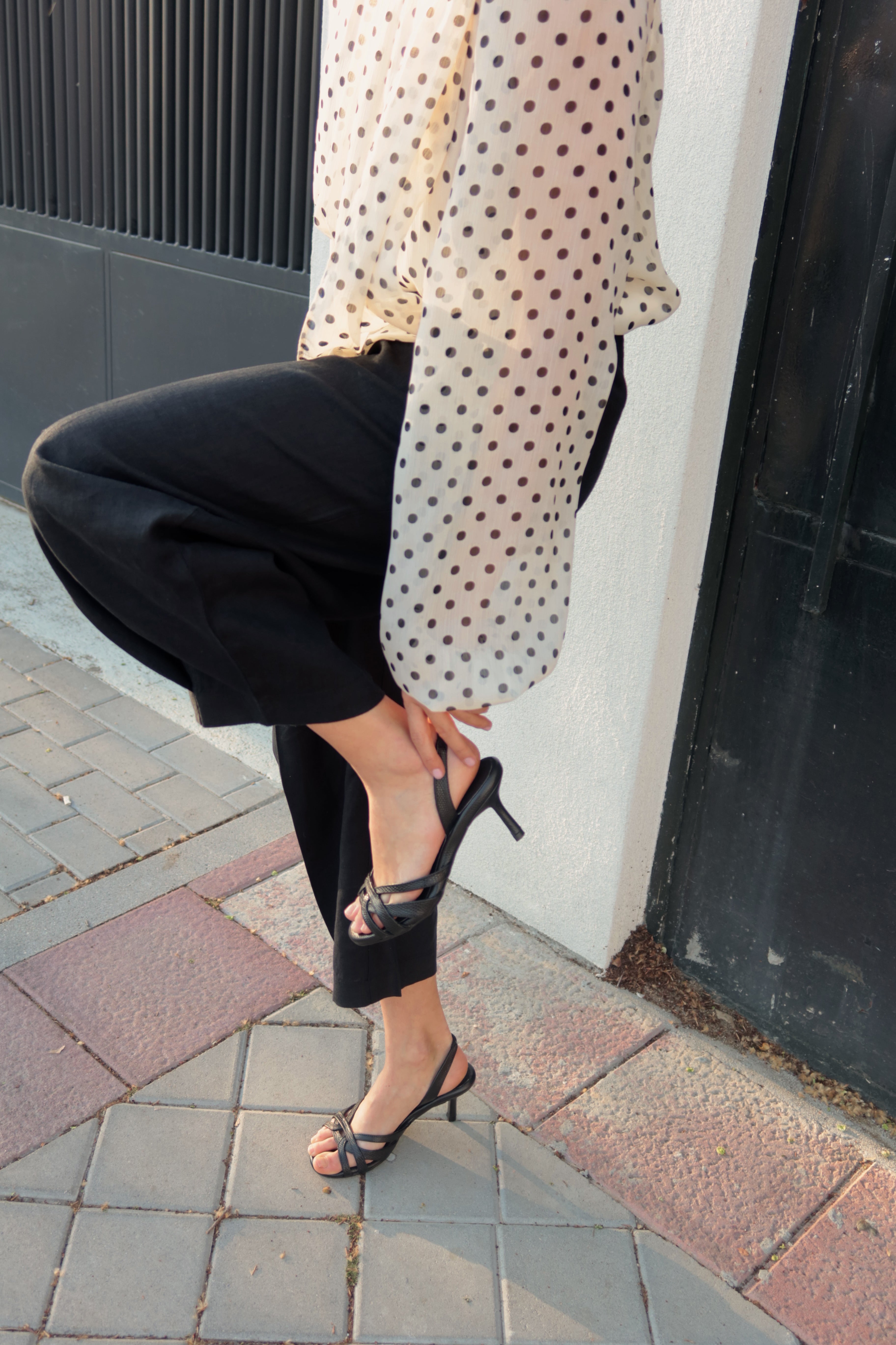 SANDALIA SIRA PIEL GRABADA NEGRA TACÓN 6CM