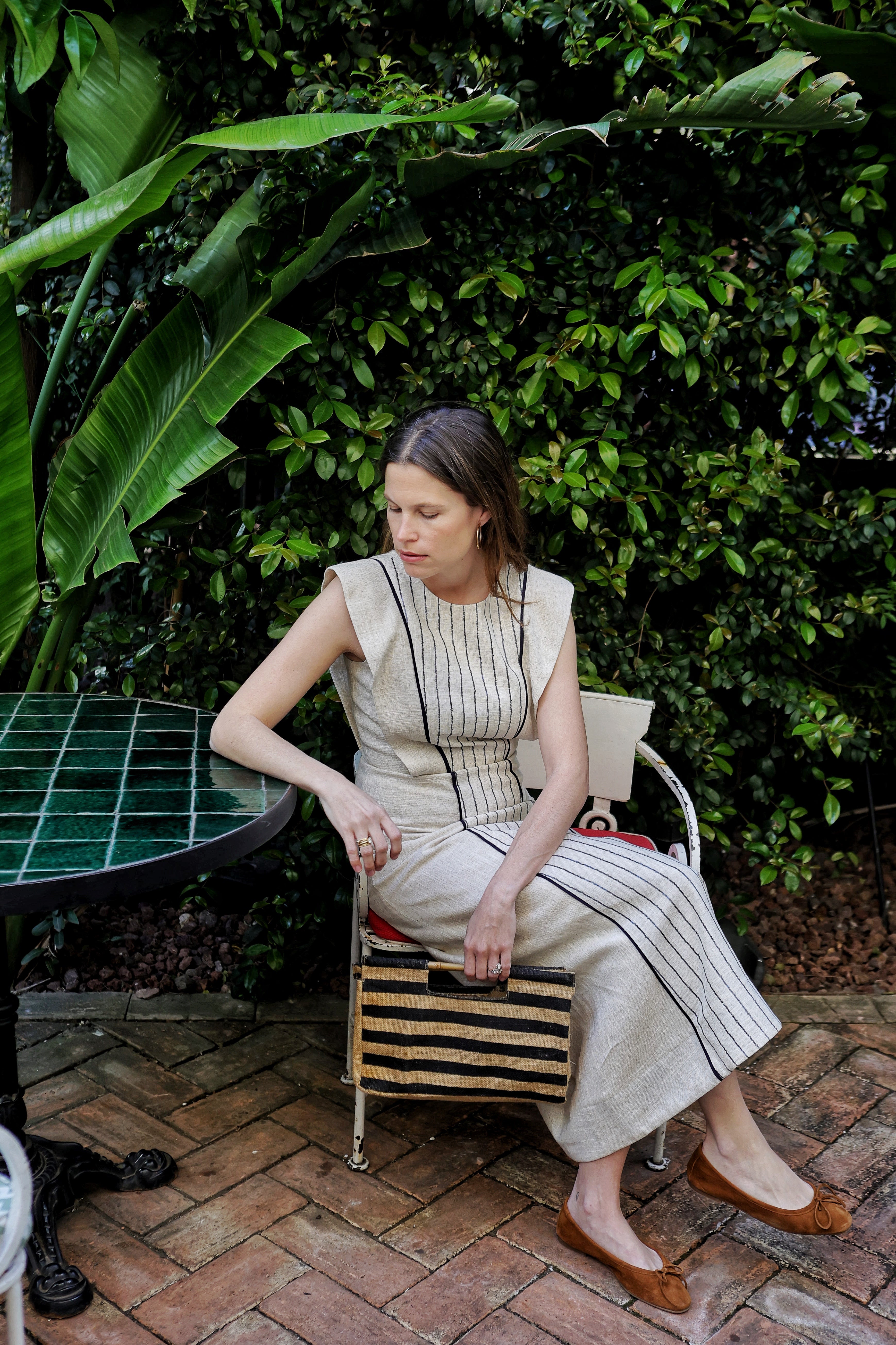 BAILARINA MONTSE LAZO ANTE MARRÓN