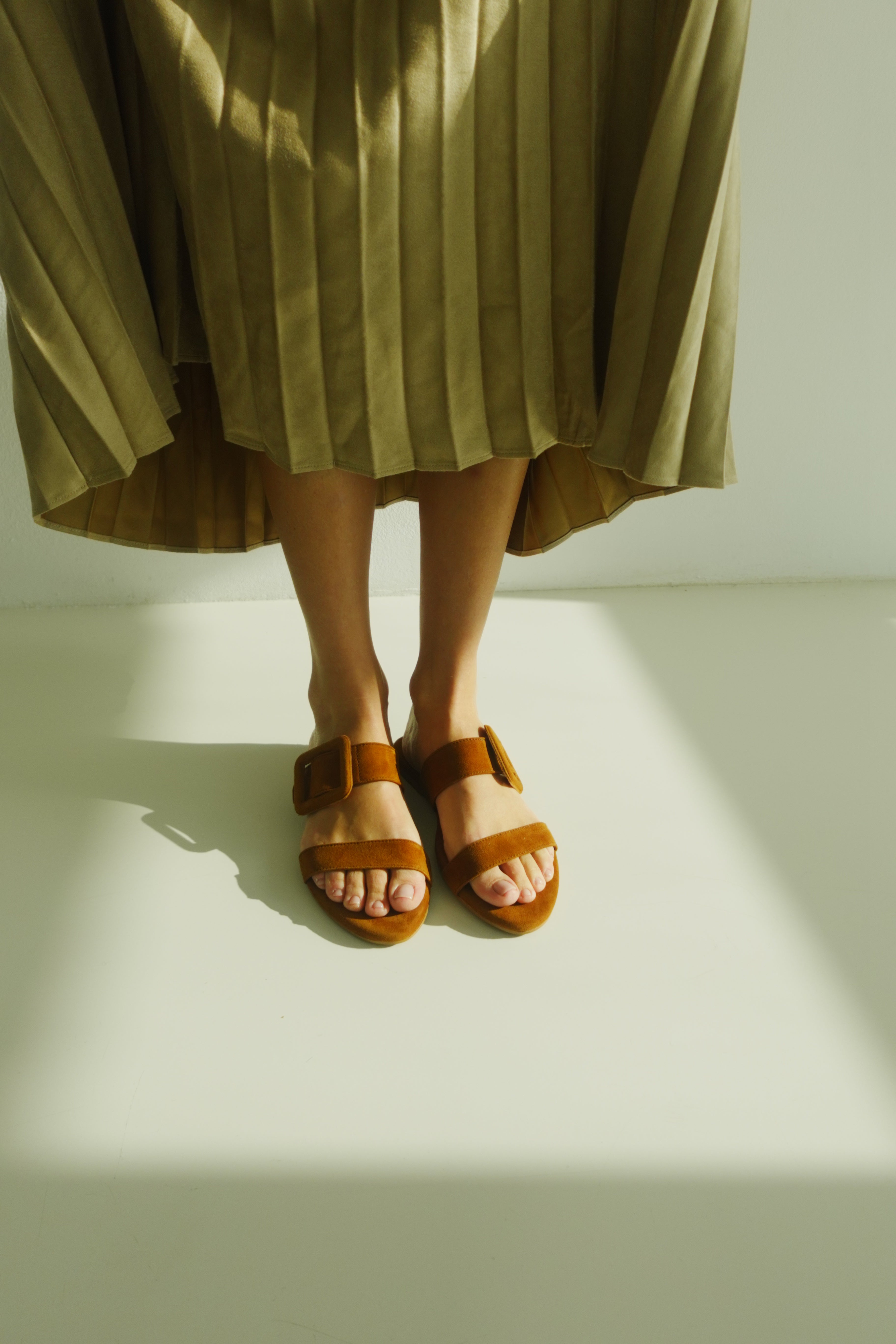 MARÍA FLAT SANDAL IN COGNAC SUEDE
