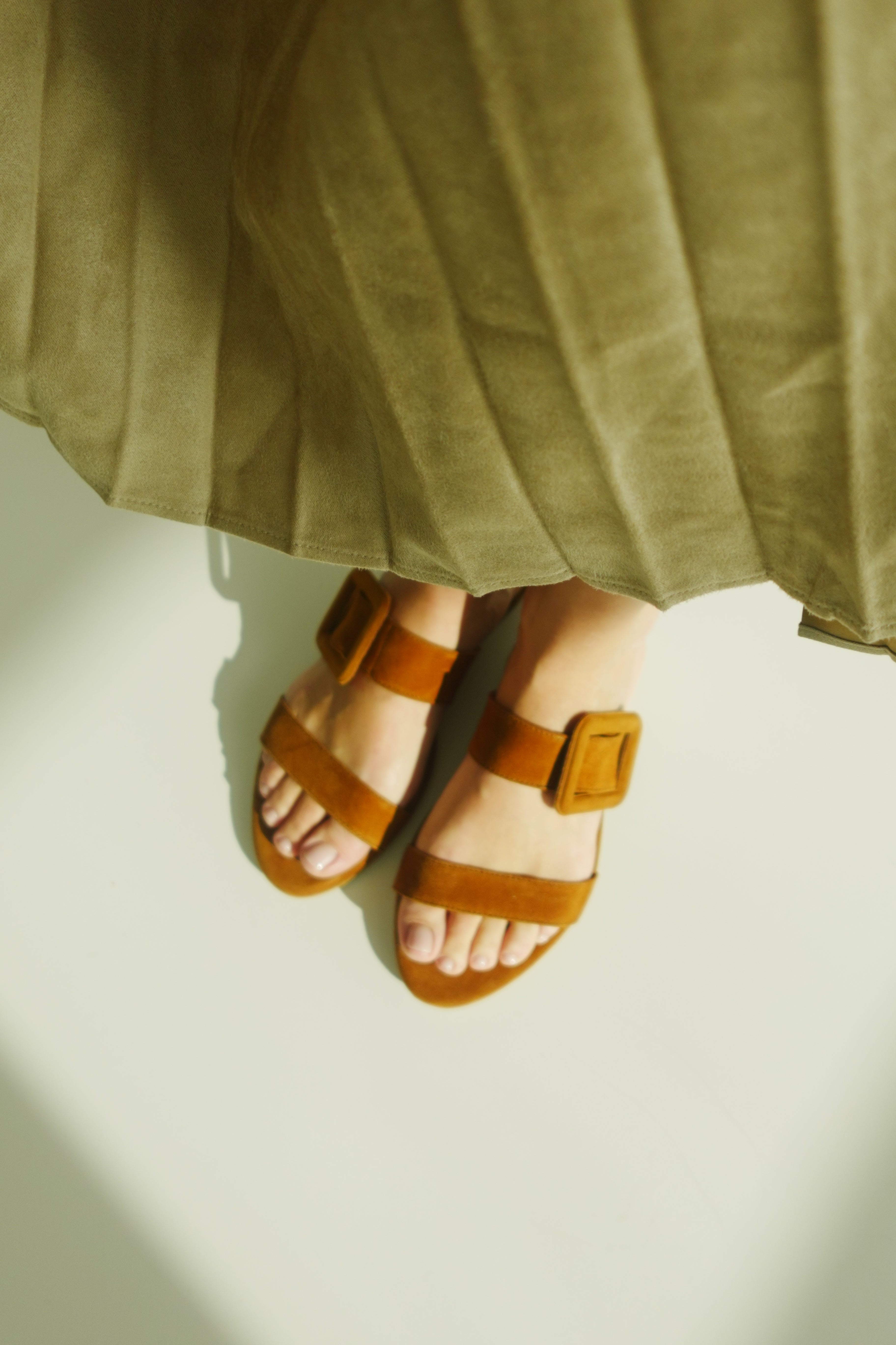 MARÍA FLAT SANDAL IN COGNAC SUEDE