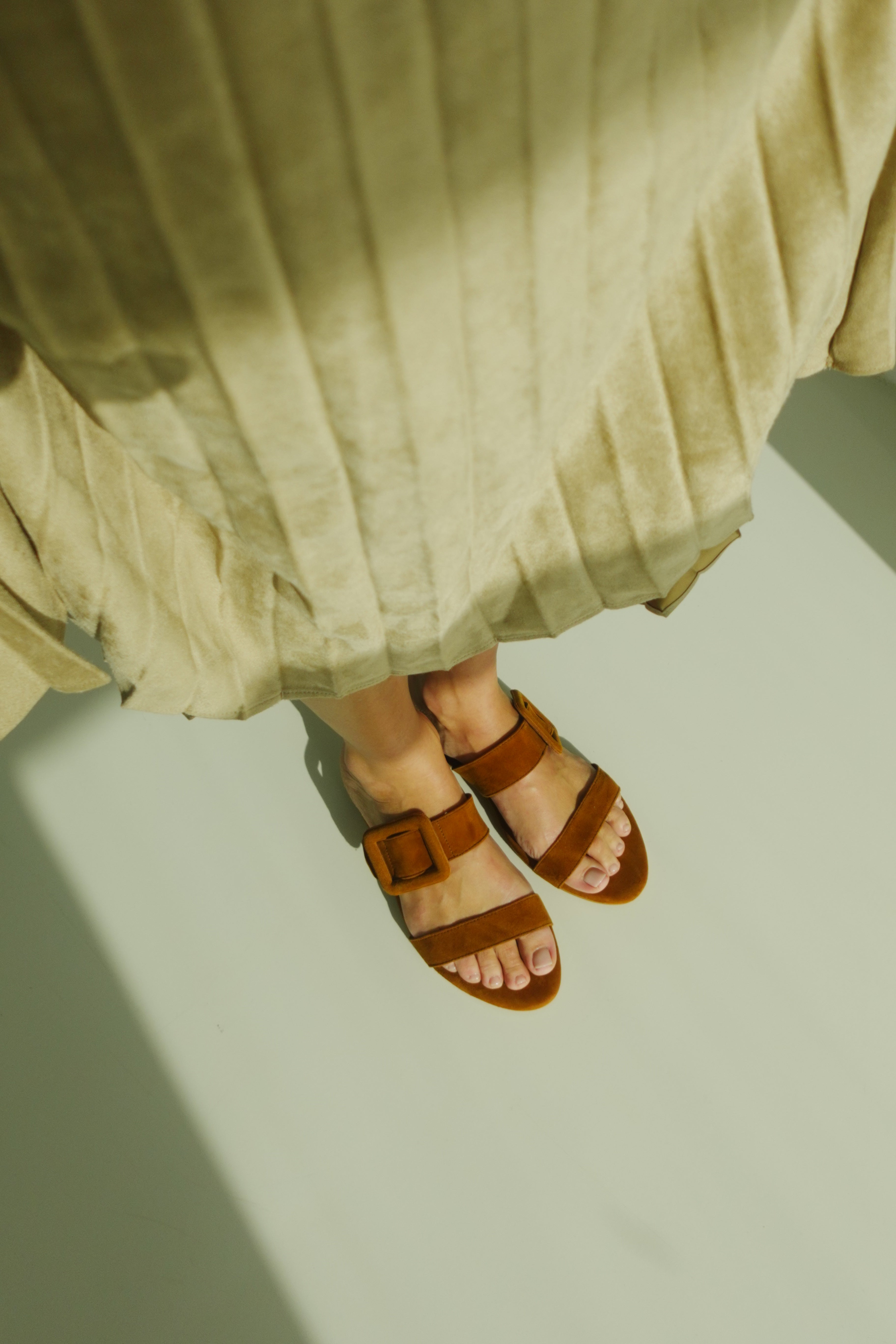 MARÍA FLAT SANDAL IN COGNAC SUEDE