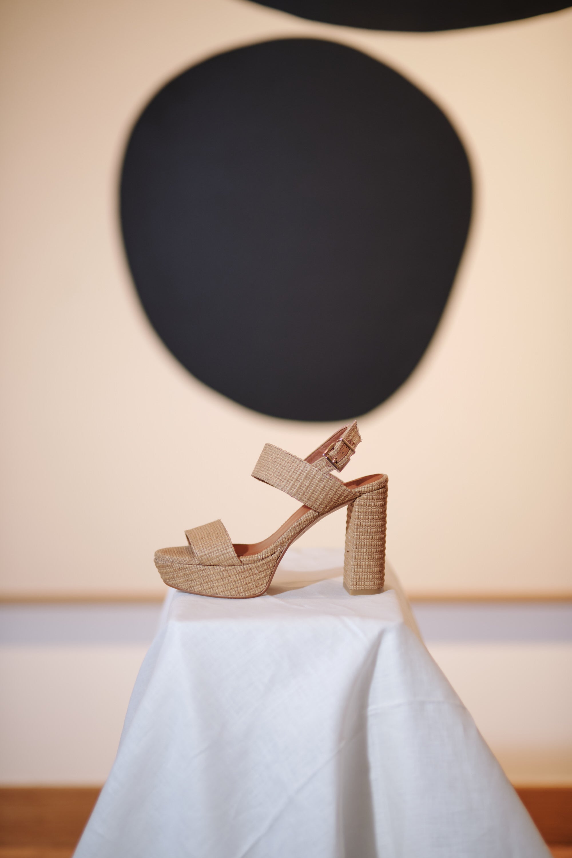 SANDALIA MÓNICA TACÓN 10CM PLATAFORMA RAFIA CAMEL