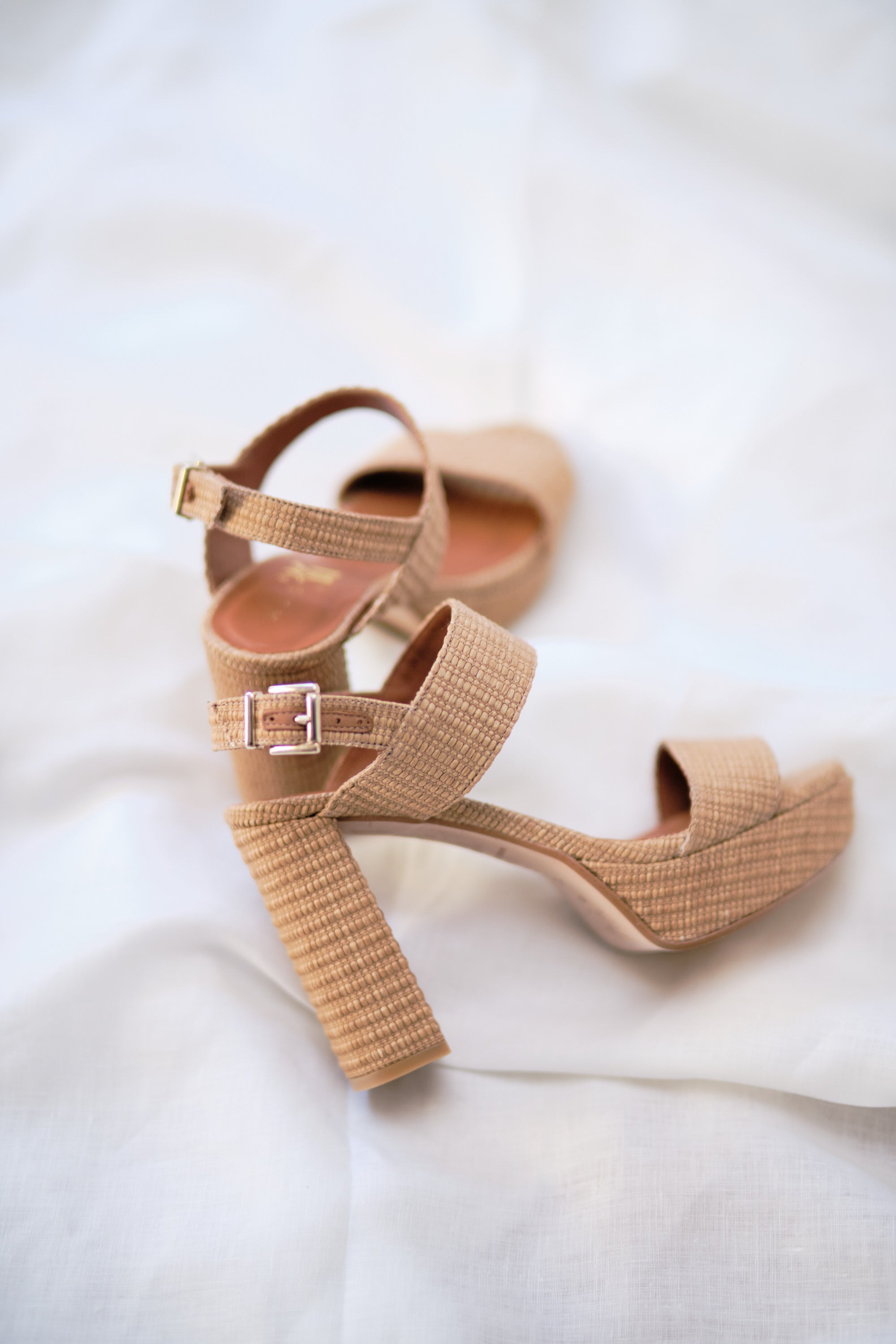 Sandalia de fiesta en rafia camel con tacón 10 cm