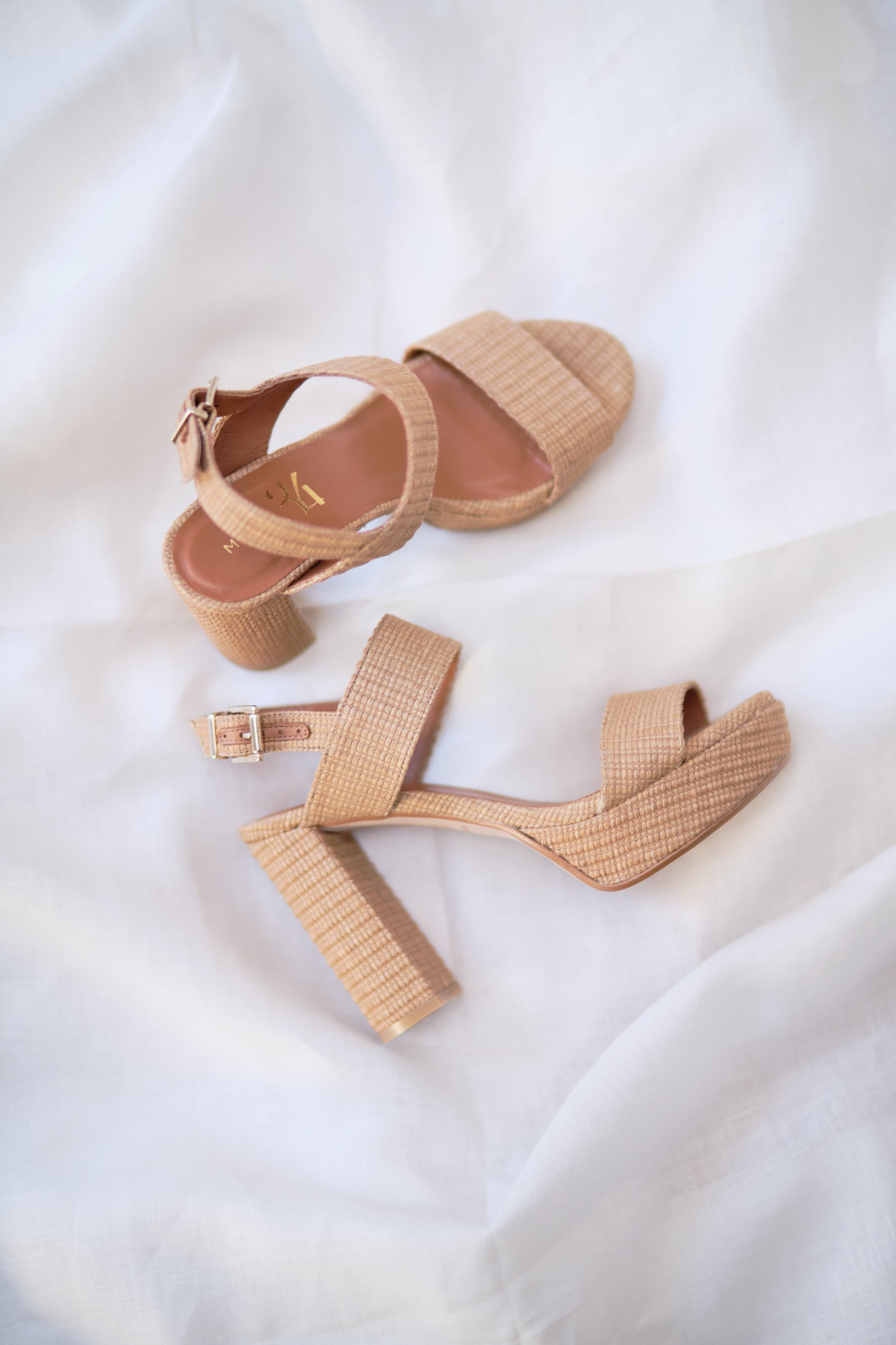 SANDALIA MÓNICA TACÓN 10CM PLATAFORMA RAFIA CAMEL