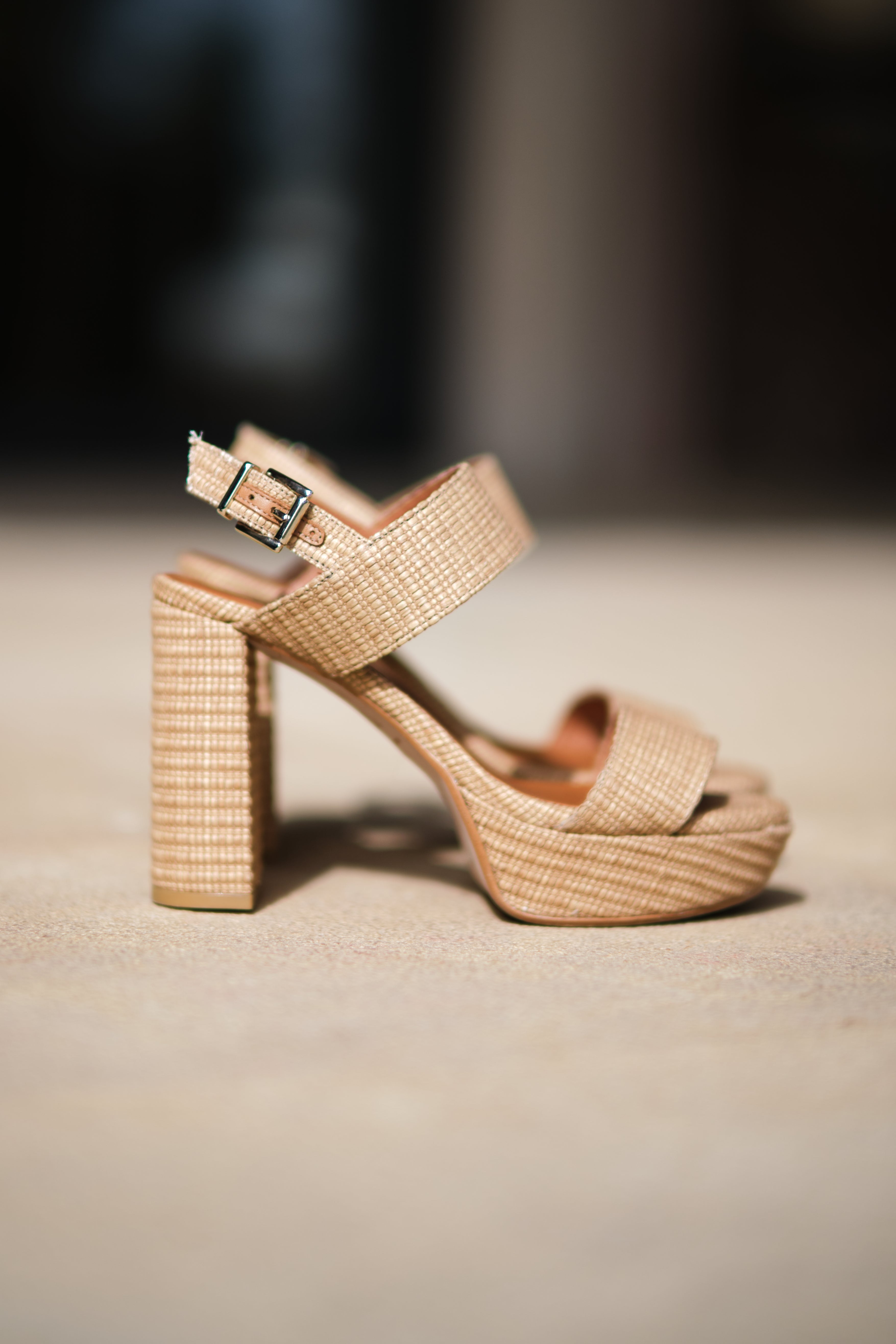 Sandalia veraniega en rafia camel con tacón alto