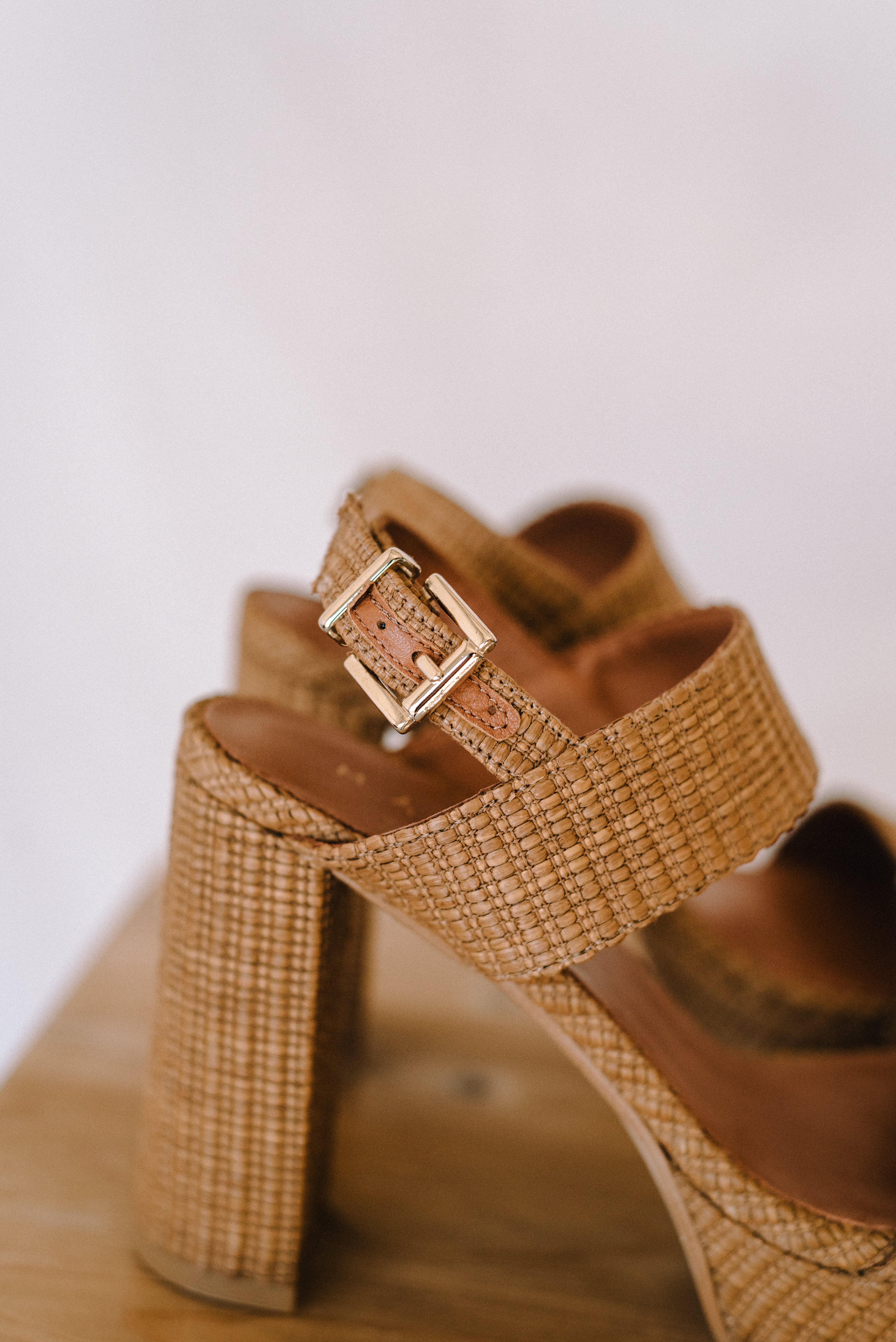 SANDALIA MÓNICA TACÓN 10CM PLATAFORMA RAFIA CAMEL