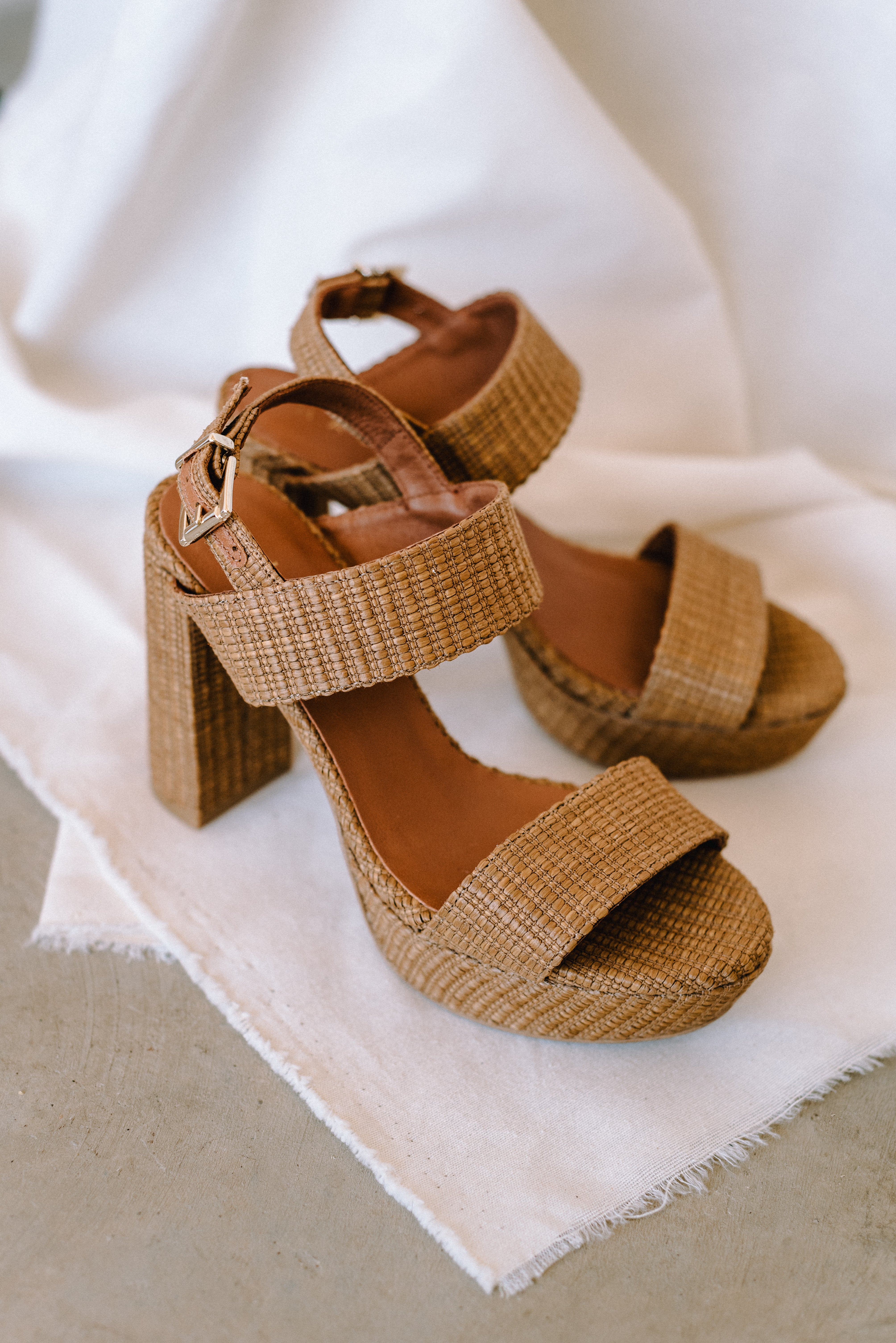 SANDALIA MÓNICA TACÓN 10CM PLATAFORMA RAFIA CAMEL