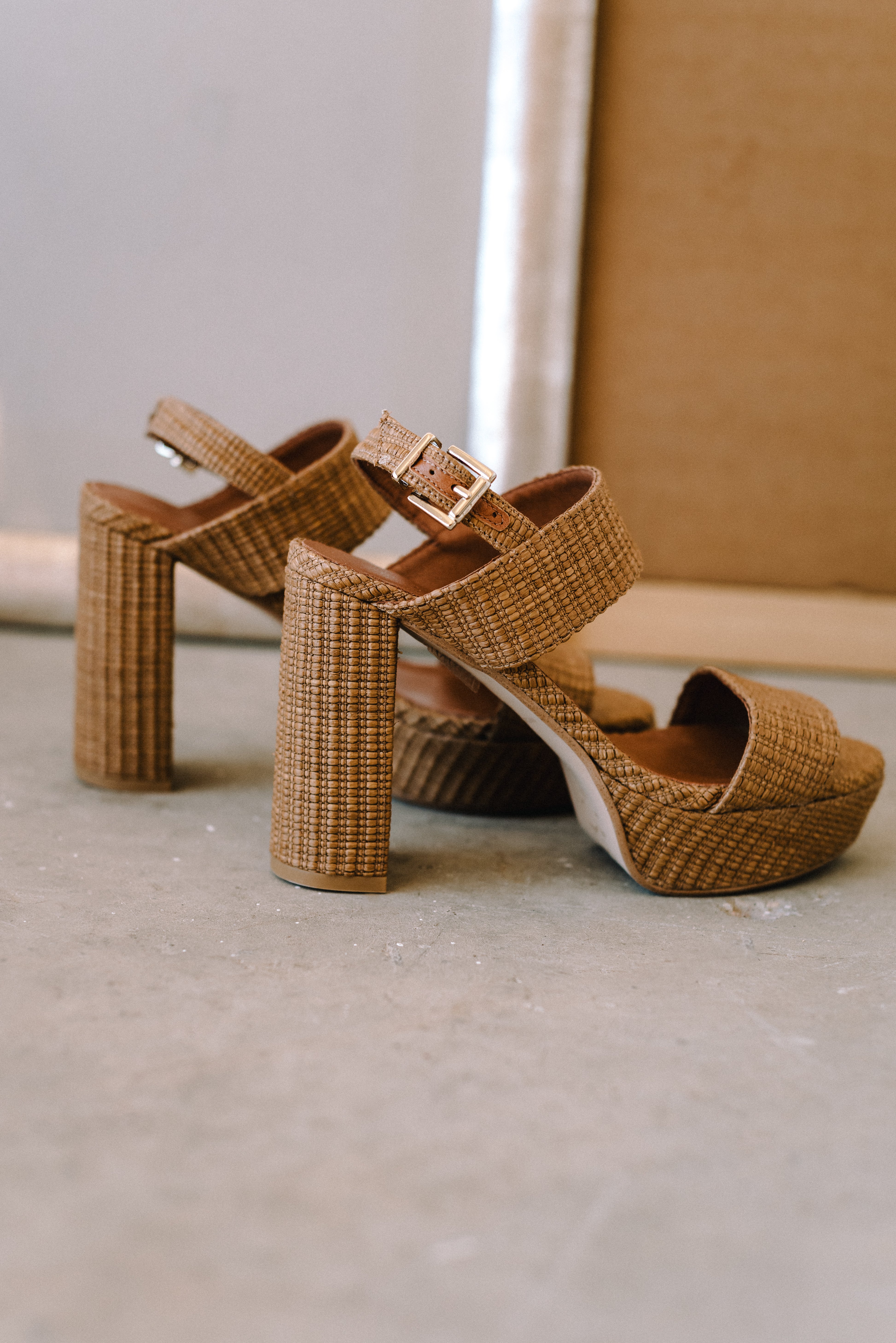 SANDALIA MÓNICA TACÓN 10CM PLATAFORMA RAFIA CAMEL