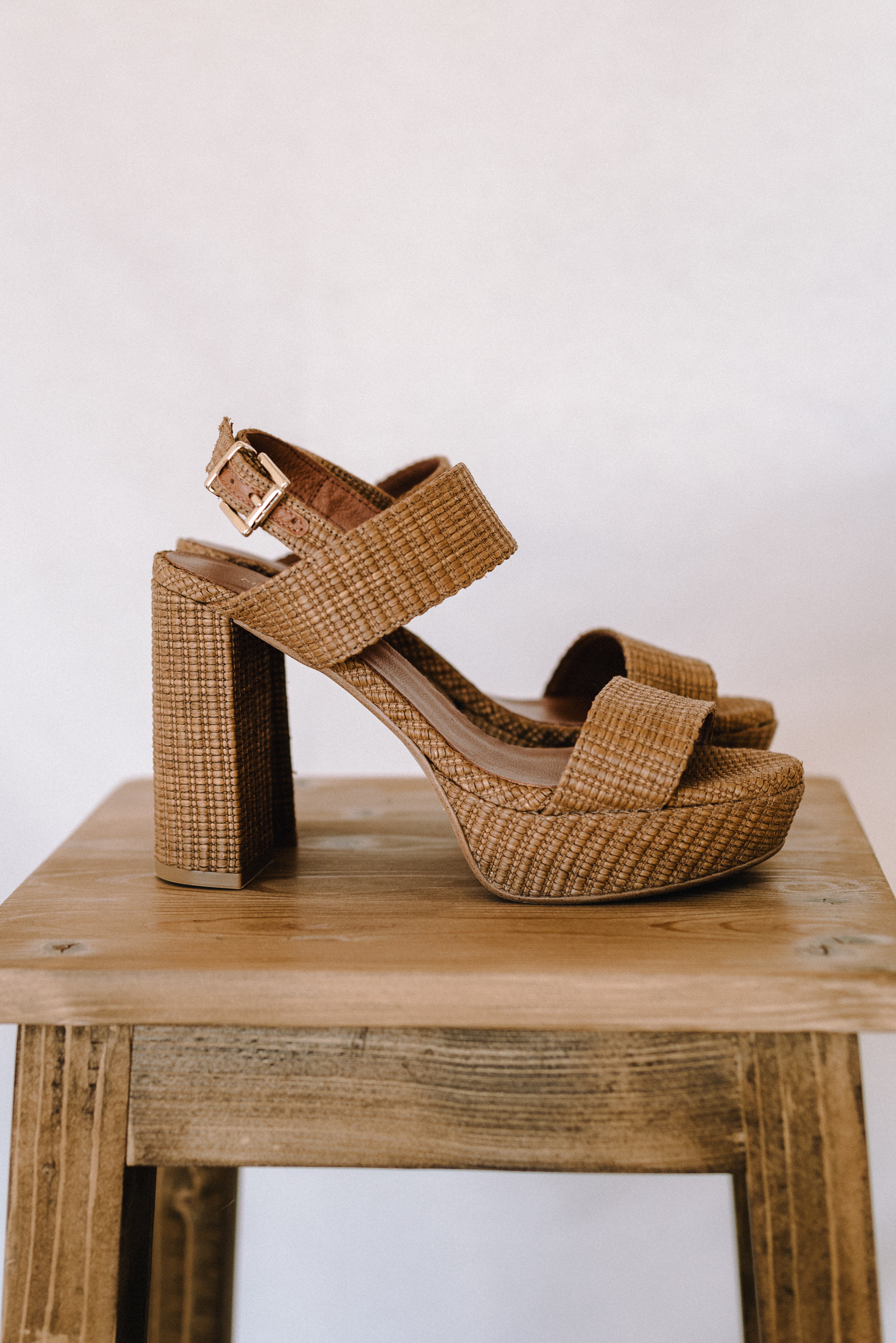 SANDALIA MÓNICA TACÓN 10CM PLATAFORMA RAFIA CAMEL