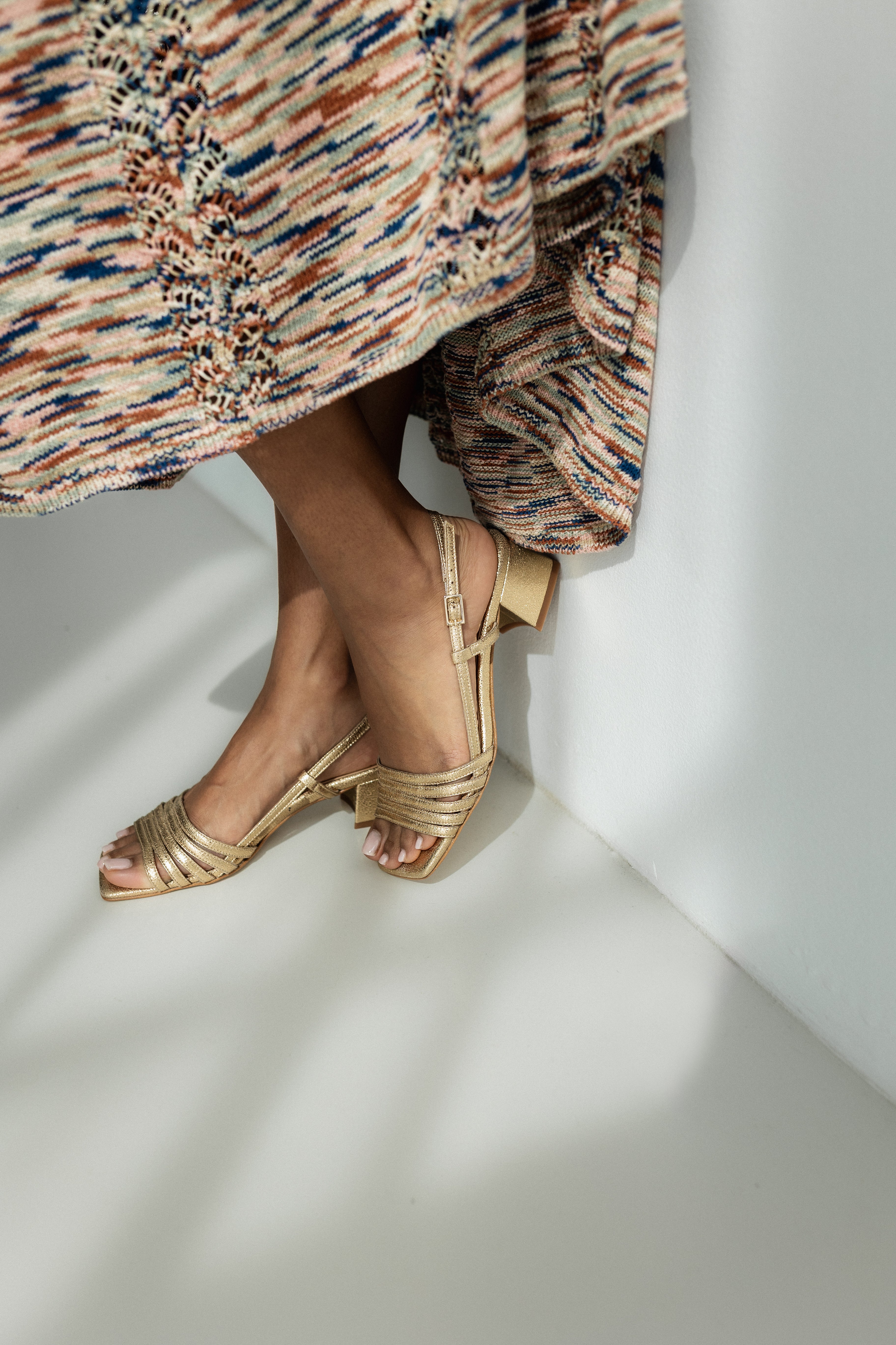Sandalia de tacón bajo en piel grabada oro