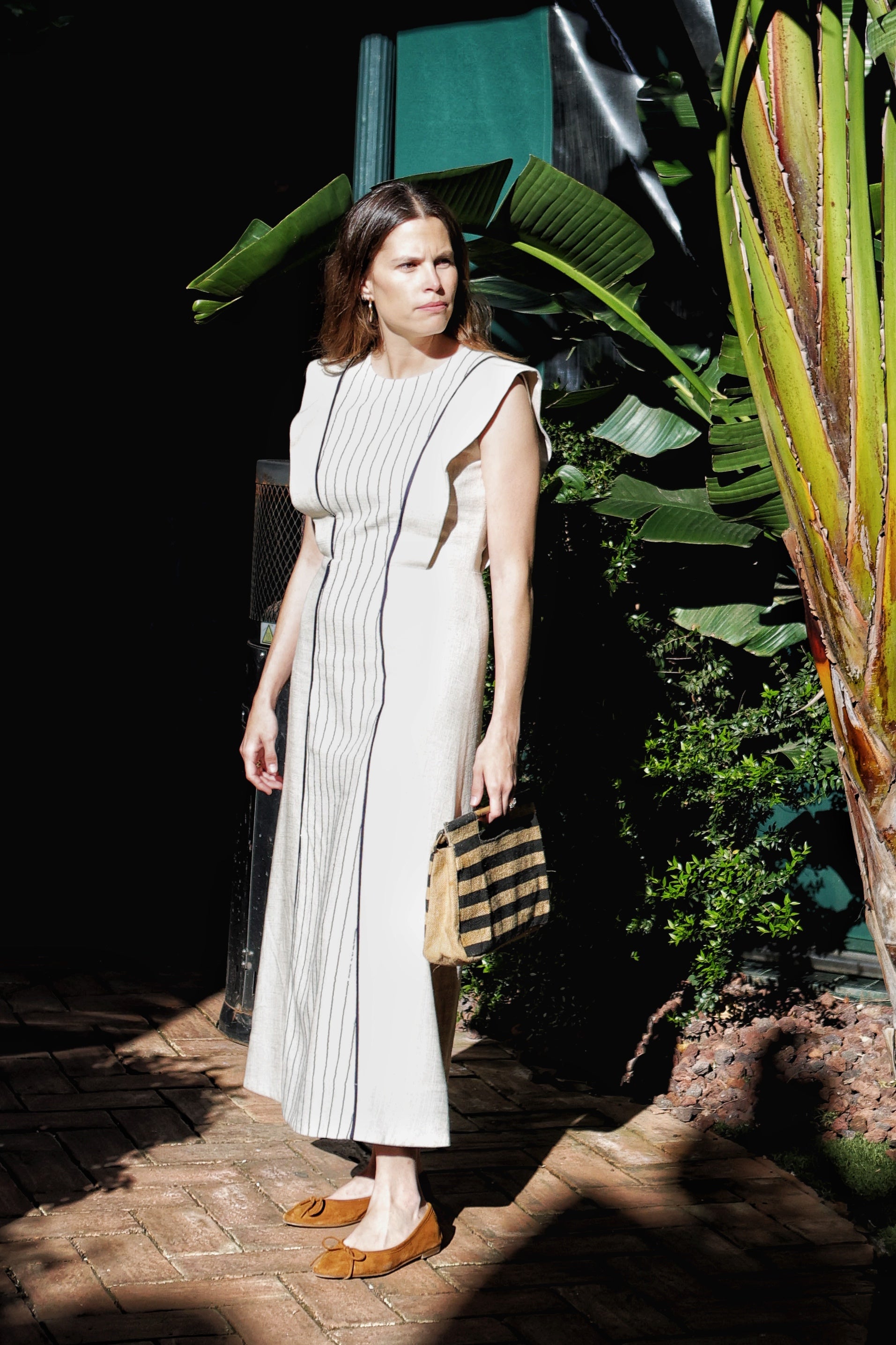 BAILARINA MONTSE LAZO ANTE MARRÓN