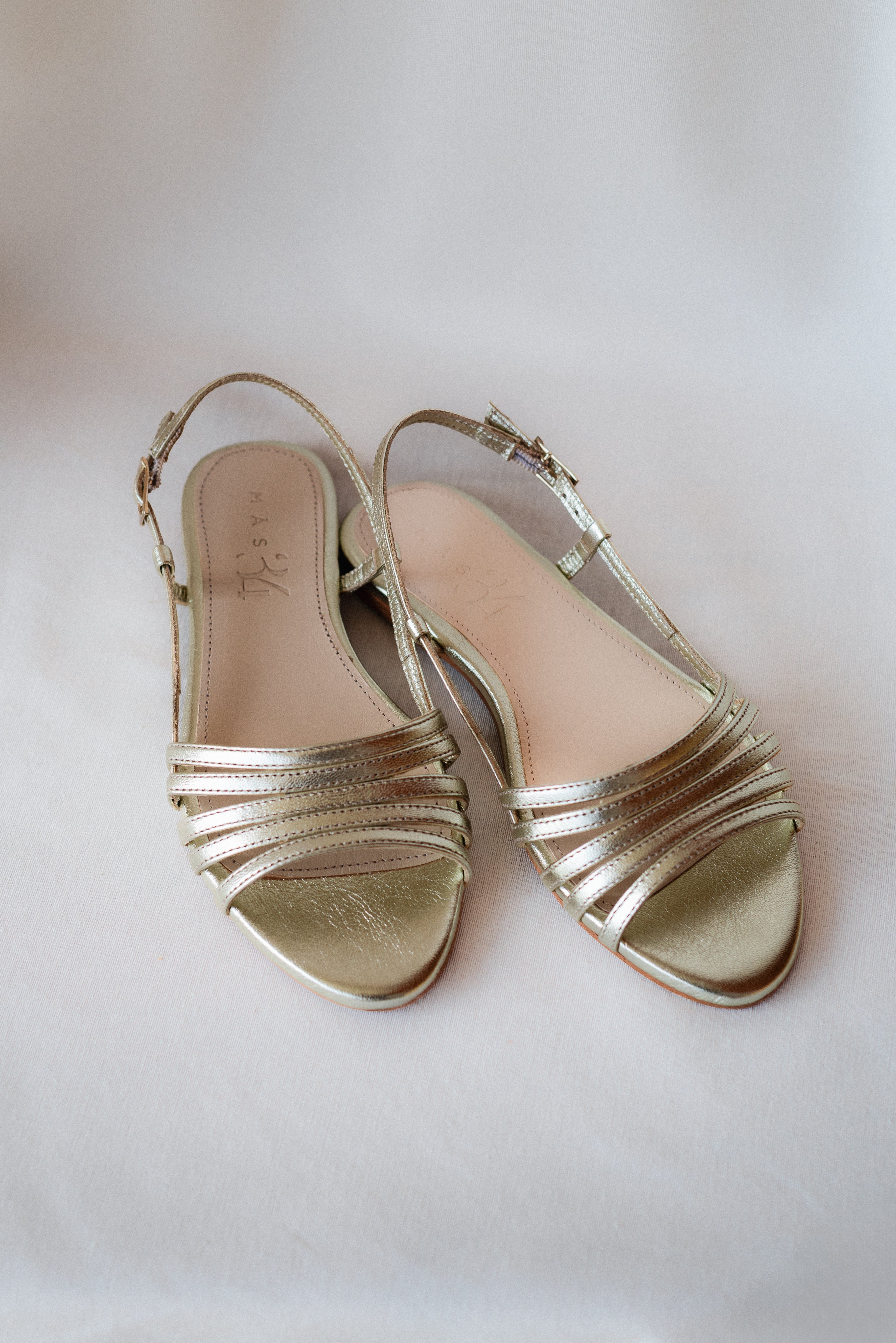 SANDALIA PLANA COSME PIEL LAMINADO PLATINO