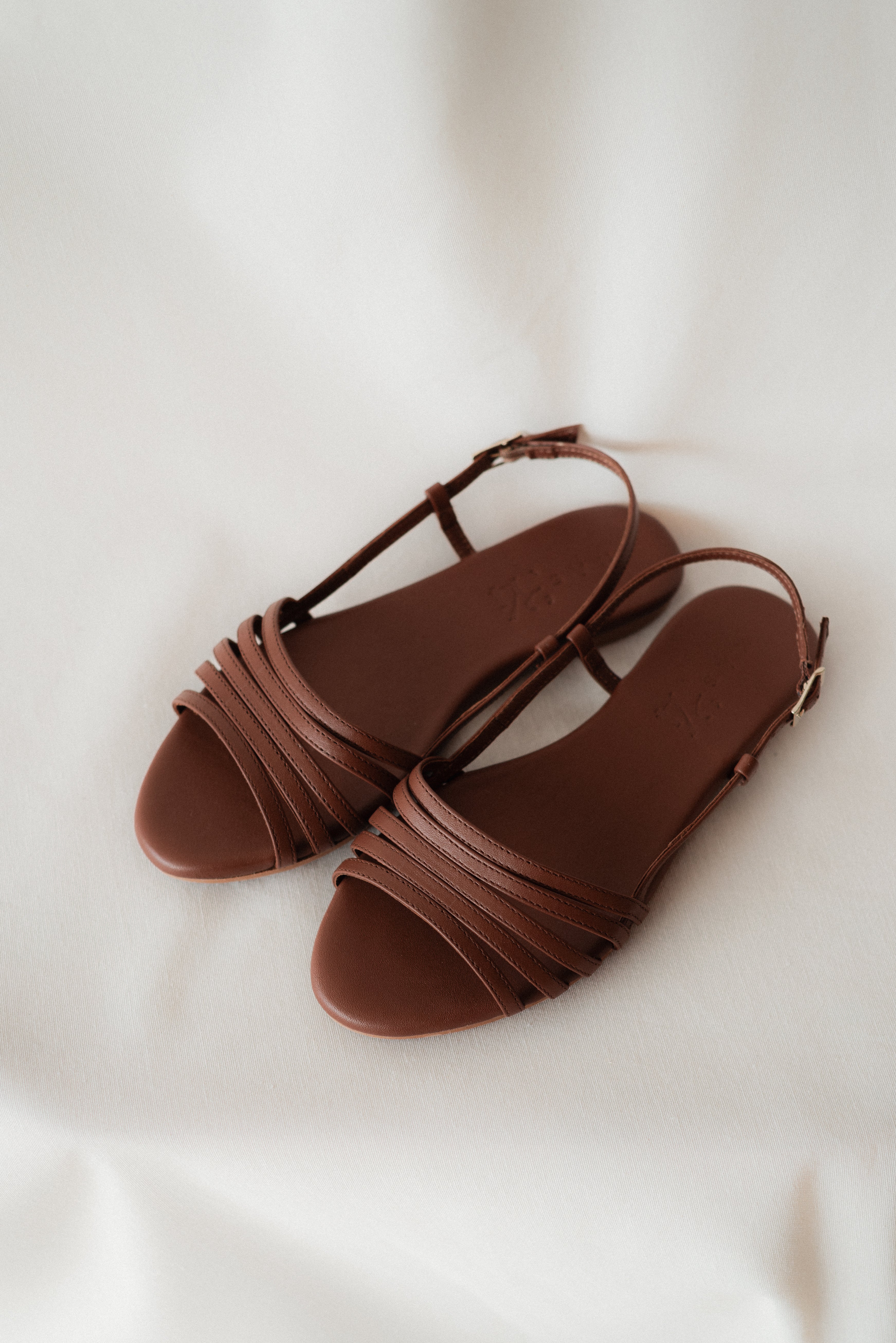 SANDALIA PLANA COSME PIEL MARRÓN