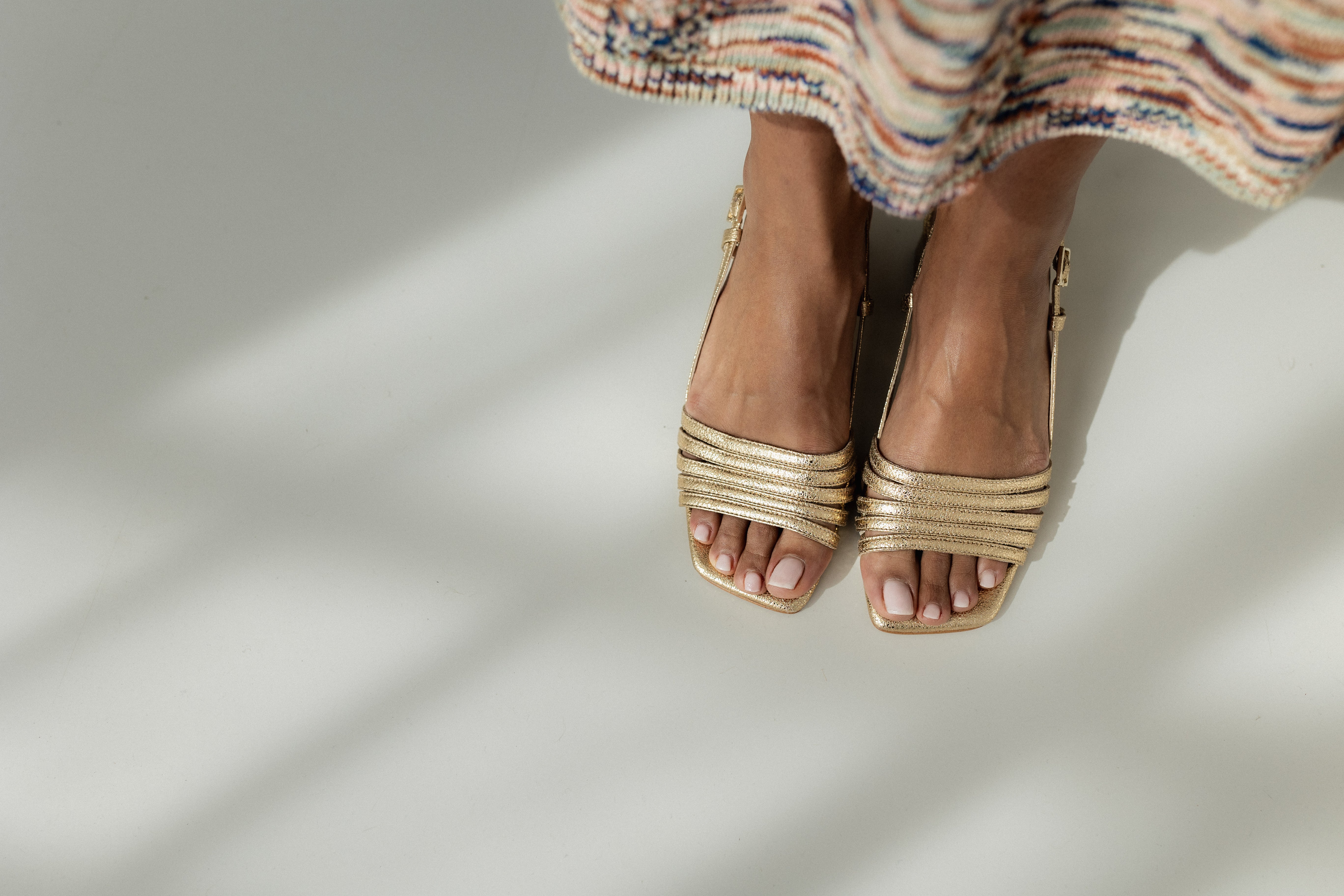 SANDALIA TELA PIEL GRABADA ORO TACÓN 4CM