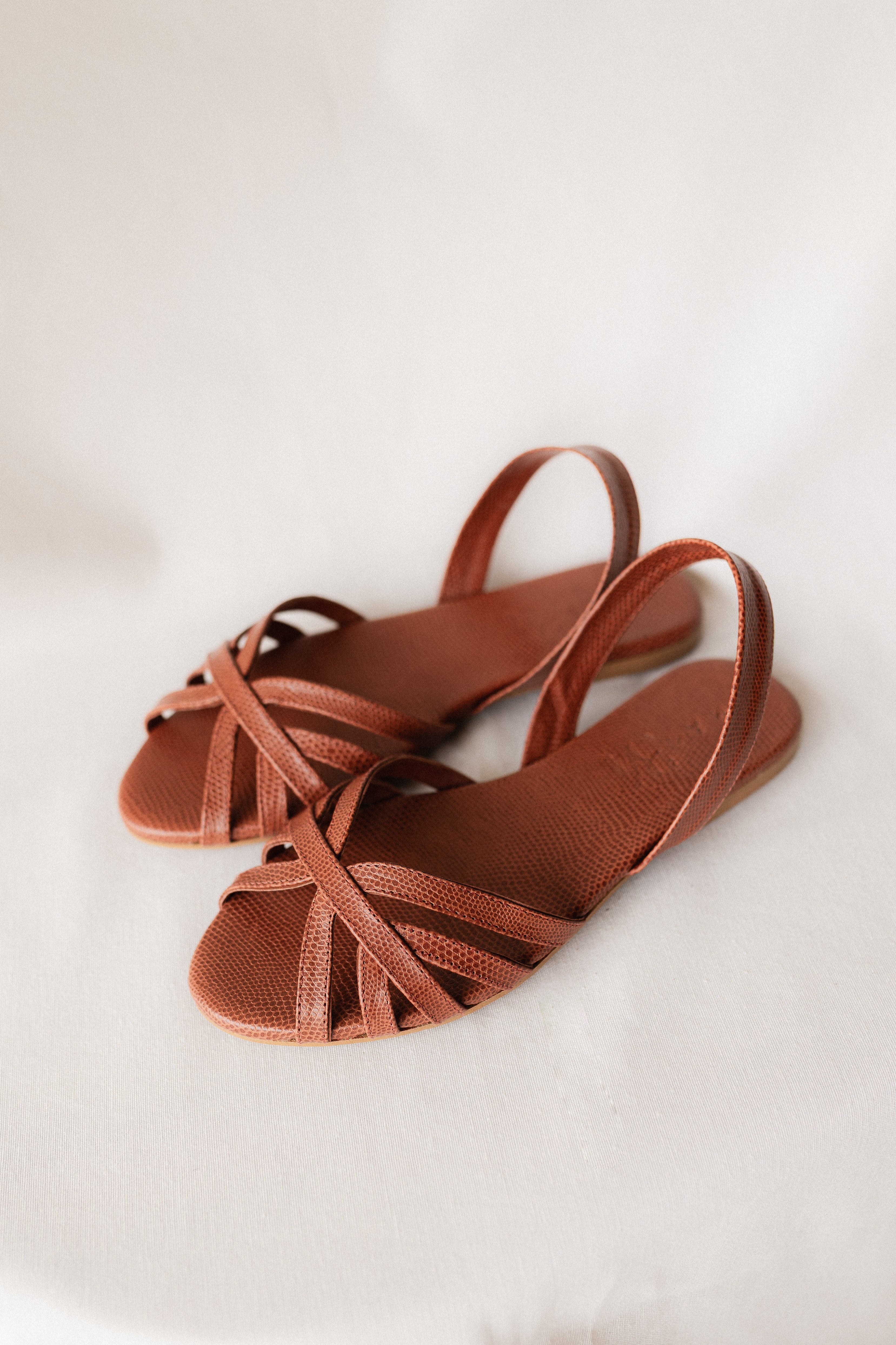 SANDALIA PLANA TOMÁS PIEL MARRÓN