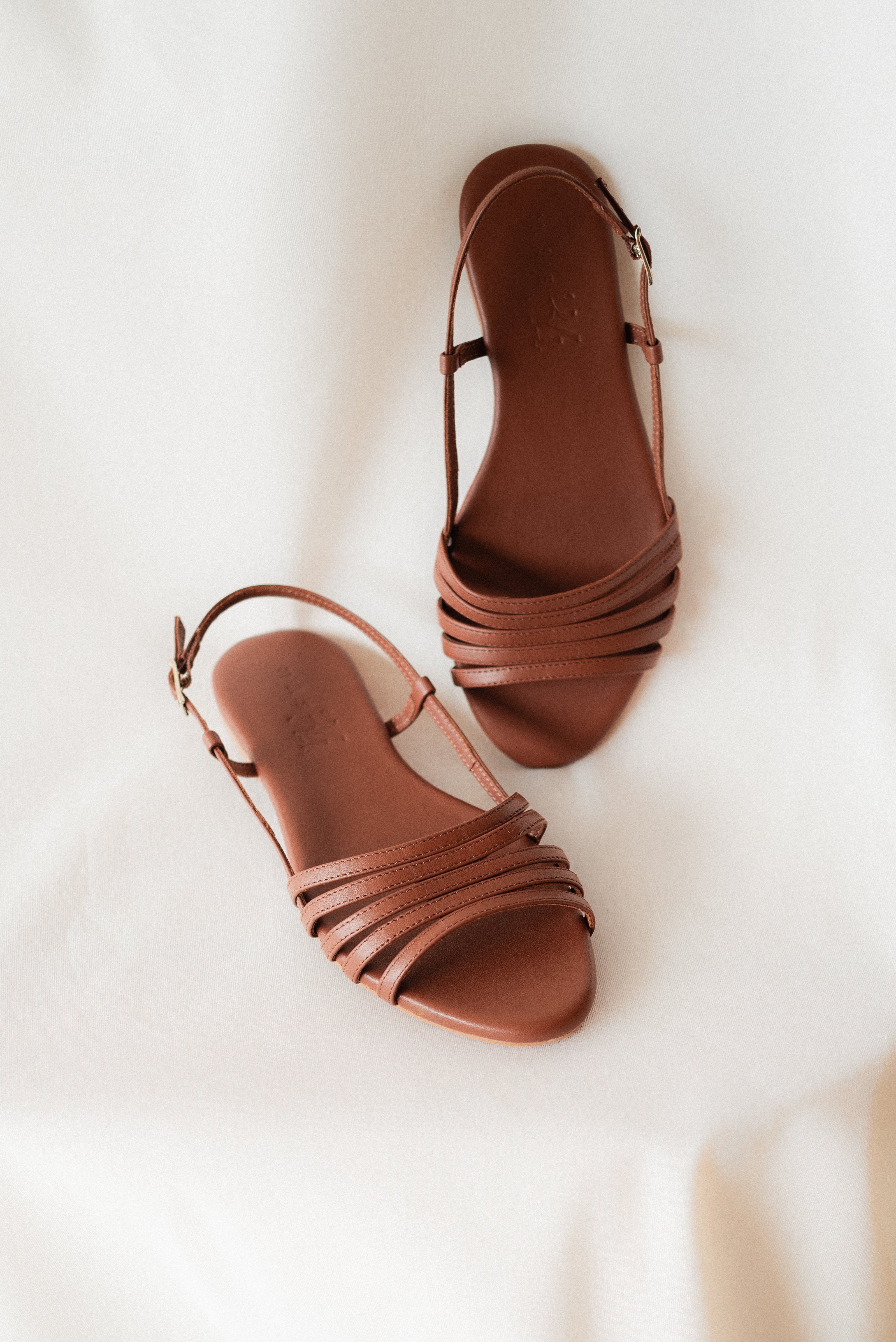 SANDALIA PLANA COSME PIEL MARRÓN