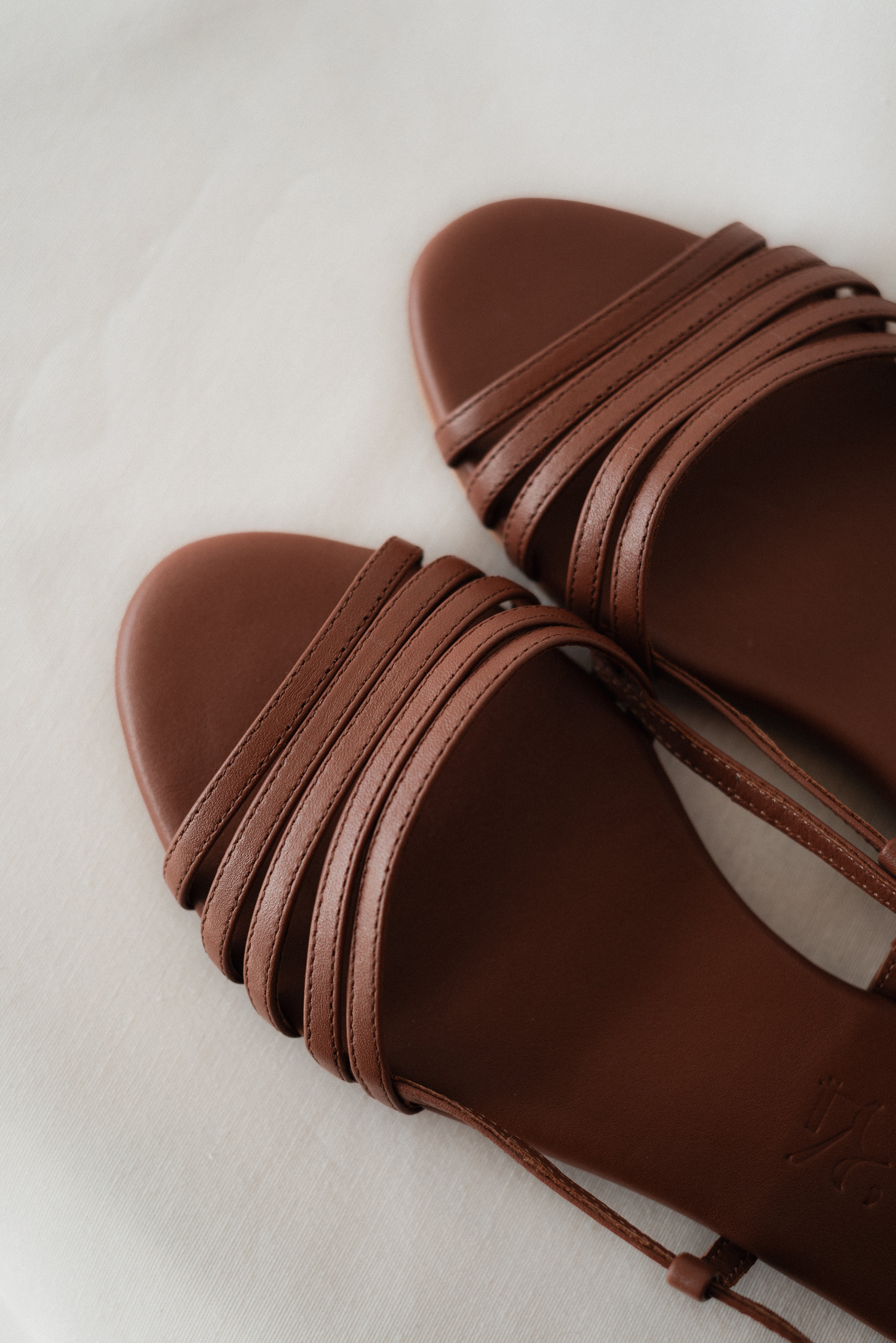 SANDALIA PLANA COSME PIEL MARRÓN