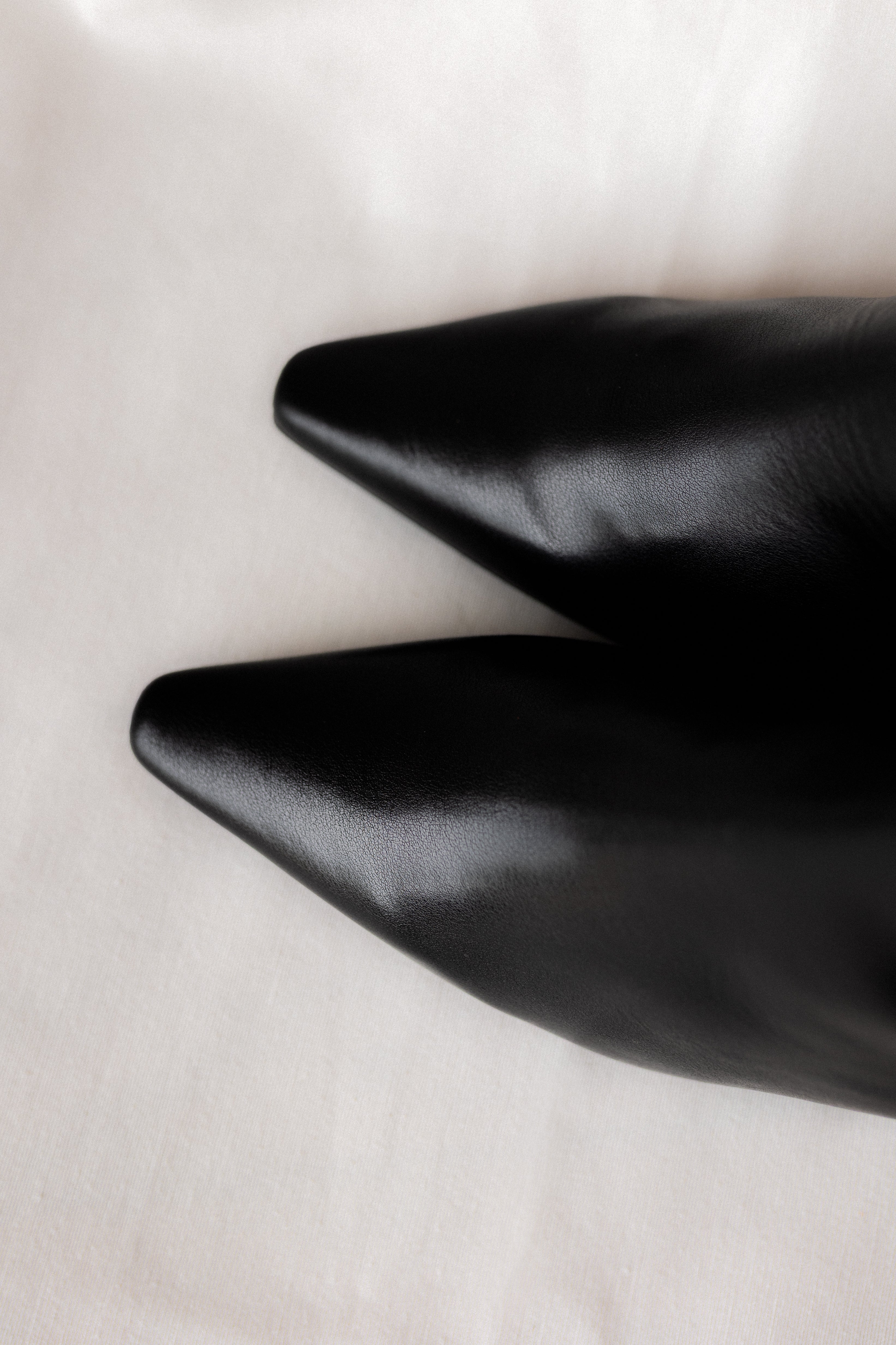 BOTÍN PAULA PIEL NEGRA TACÓN MIDI 5CM