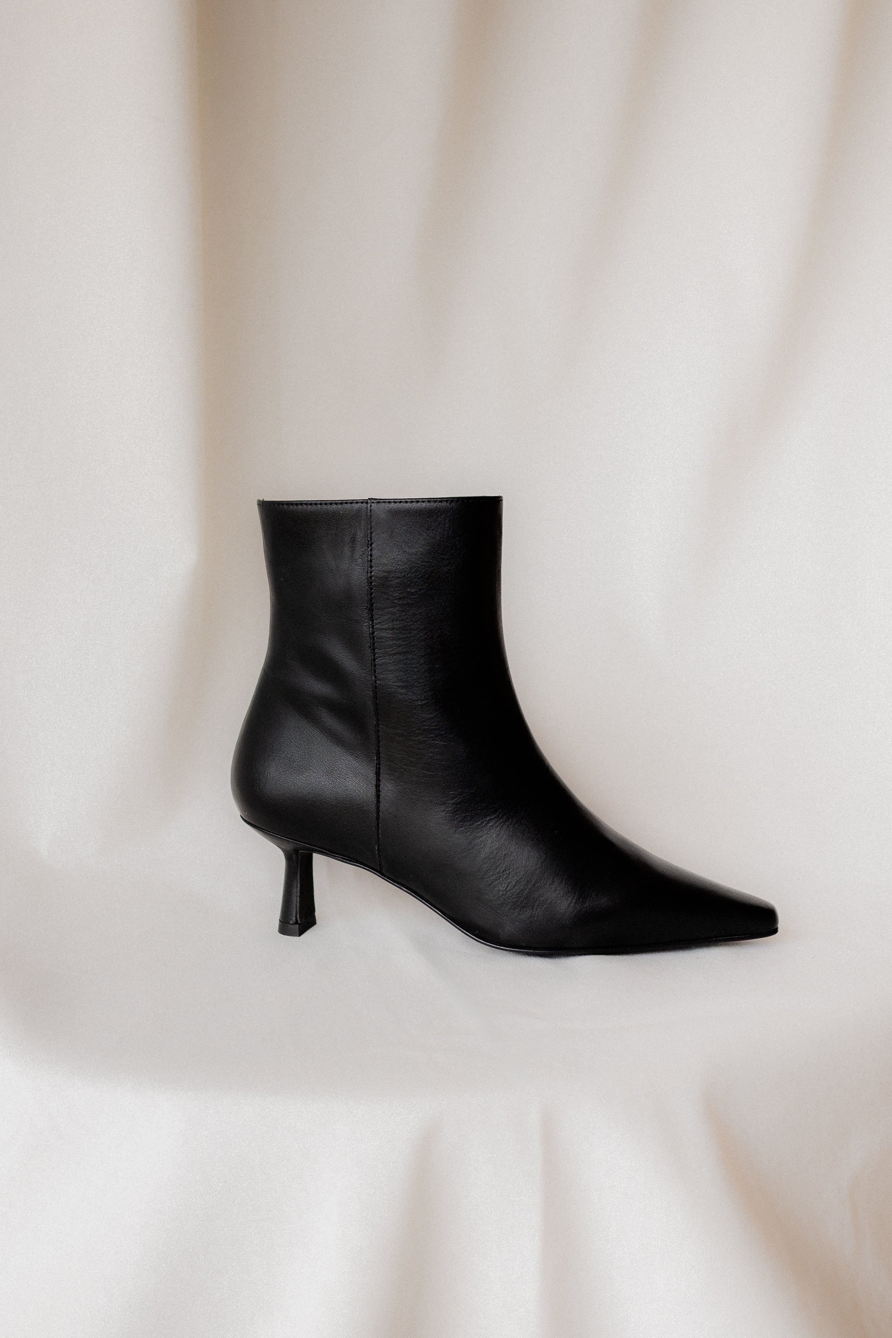 BOTÍN PAULA PIEL NEGRA TACÓN MIDI 5CM