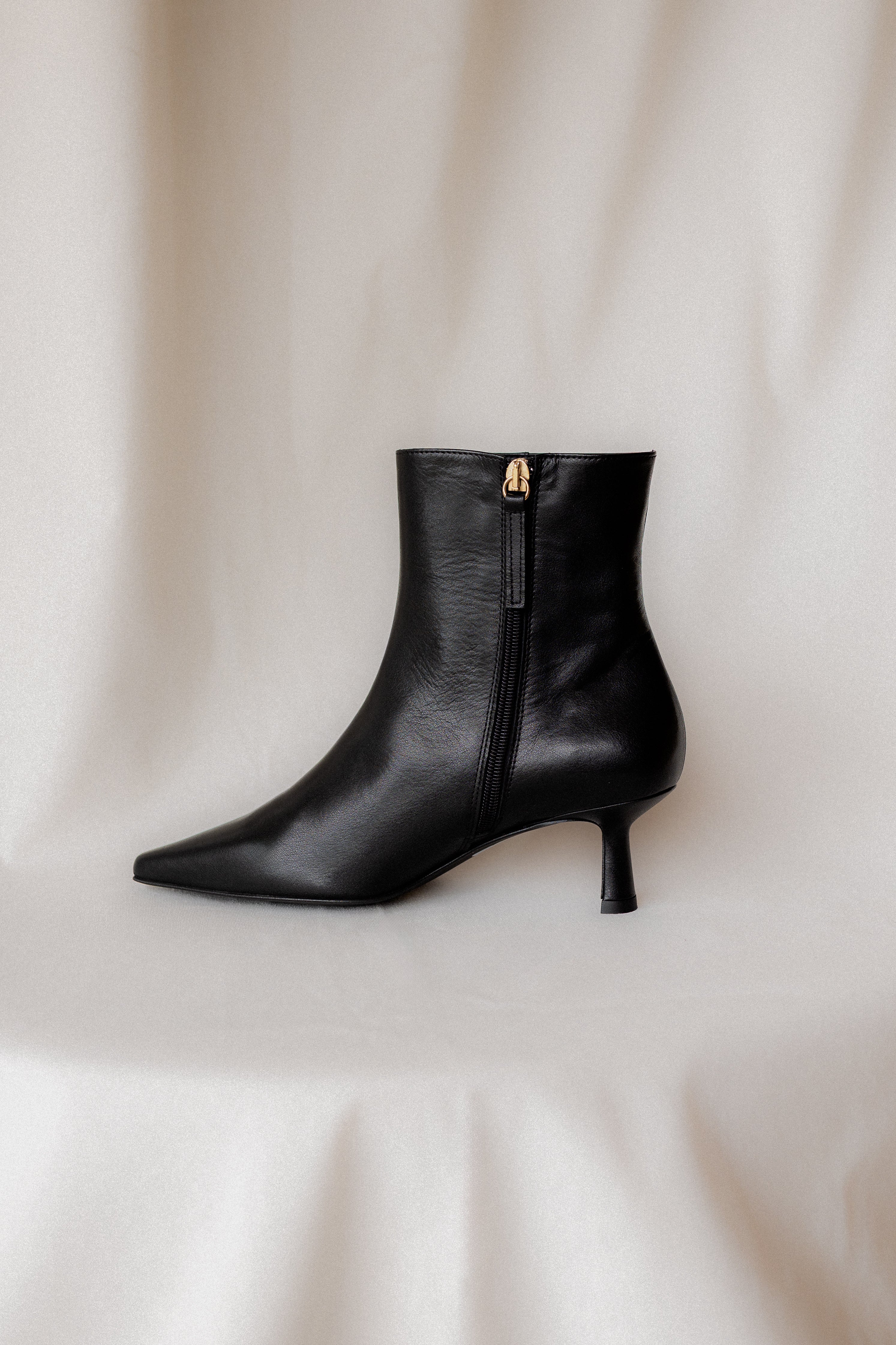 BOTÍN PAULA PIEL NEGRA TACÓN MIDI 5CM