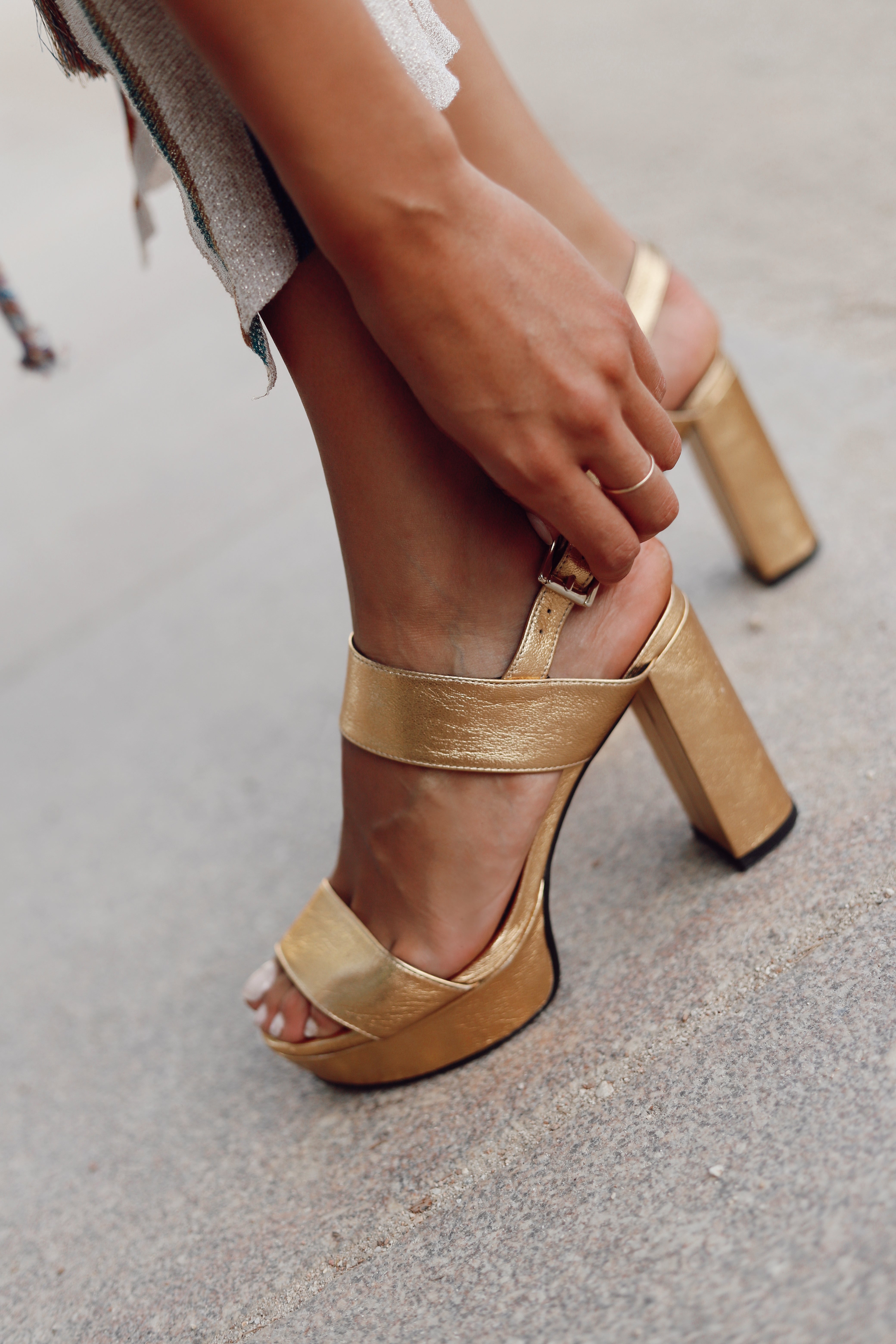 Sandalia femenina dorada con tacón de 10 cm