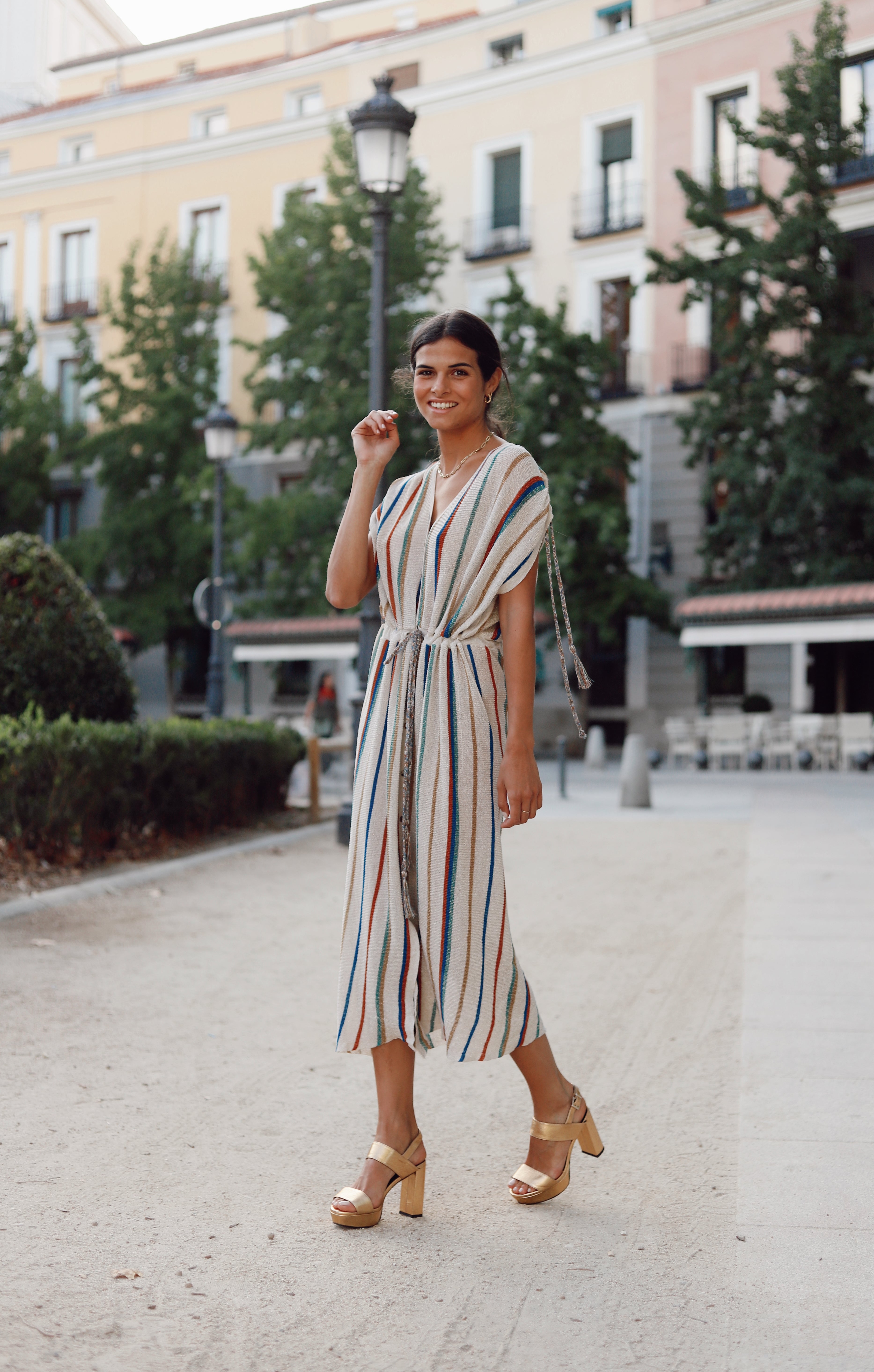 Sandalia elegante dorada de tacón alto para eventos