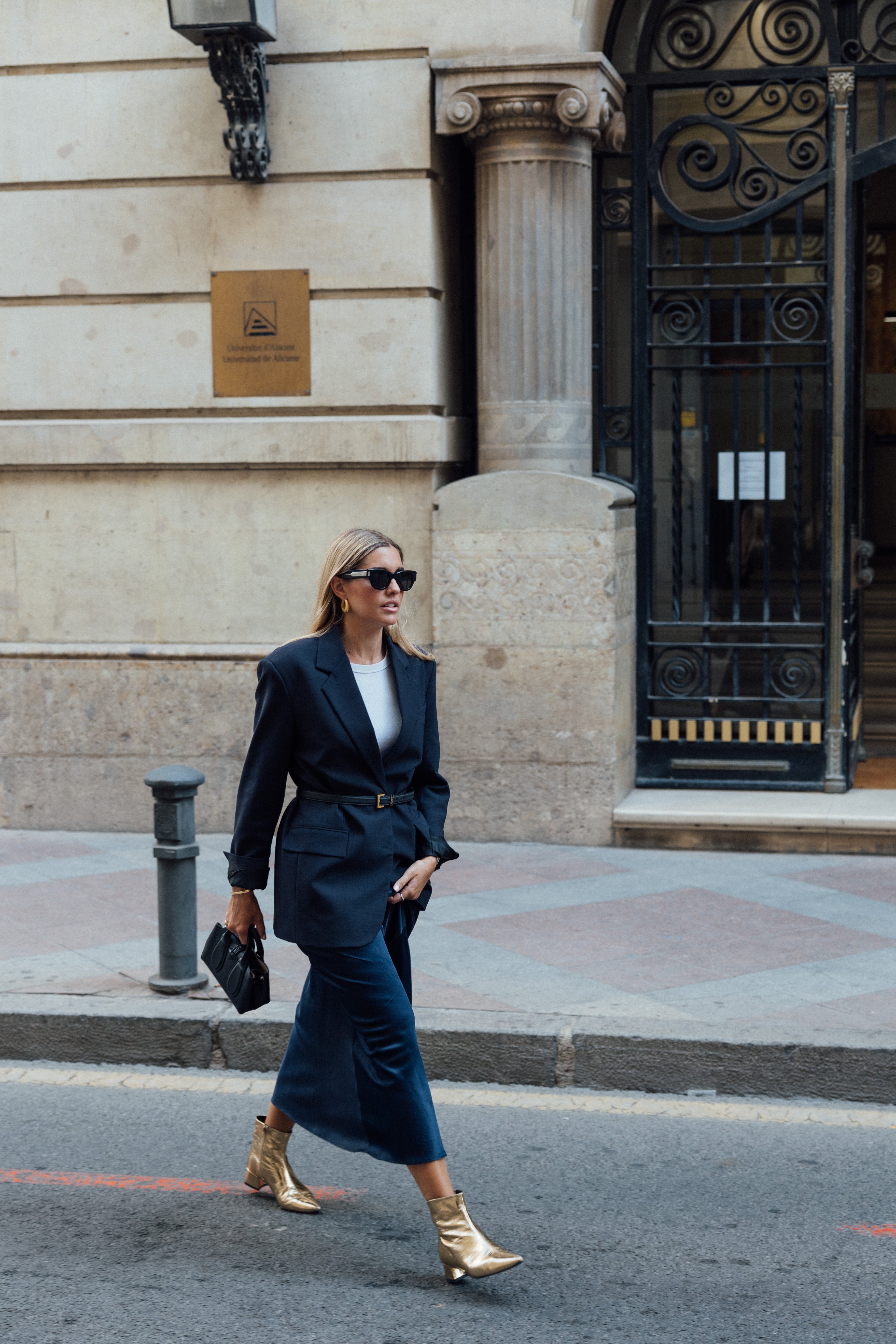 Chica con botines color oro por la calle