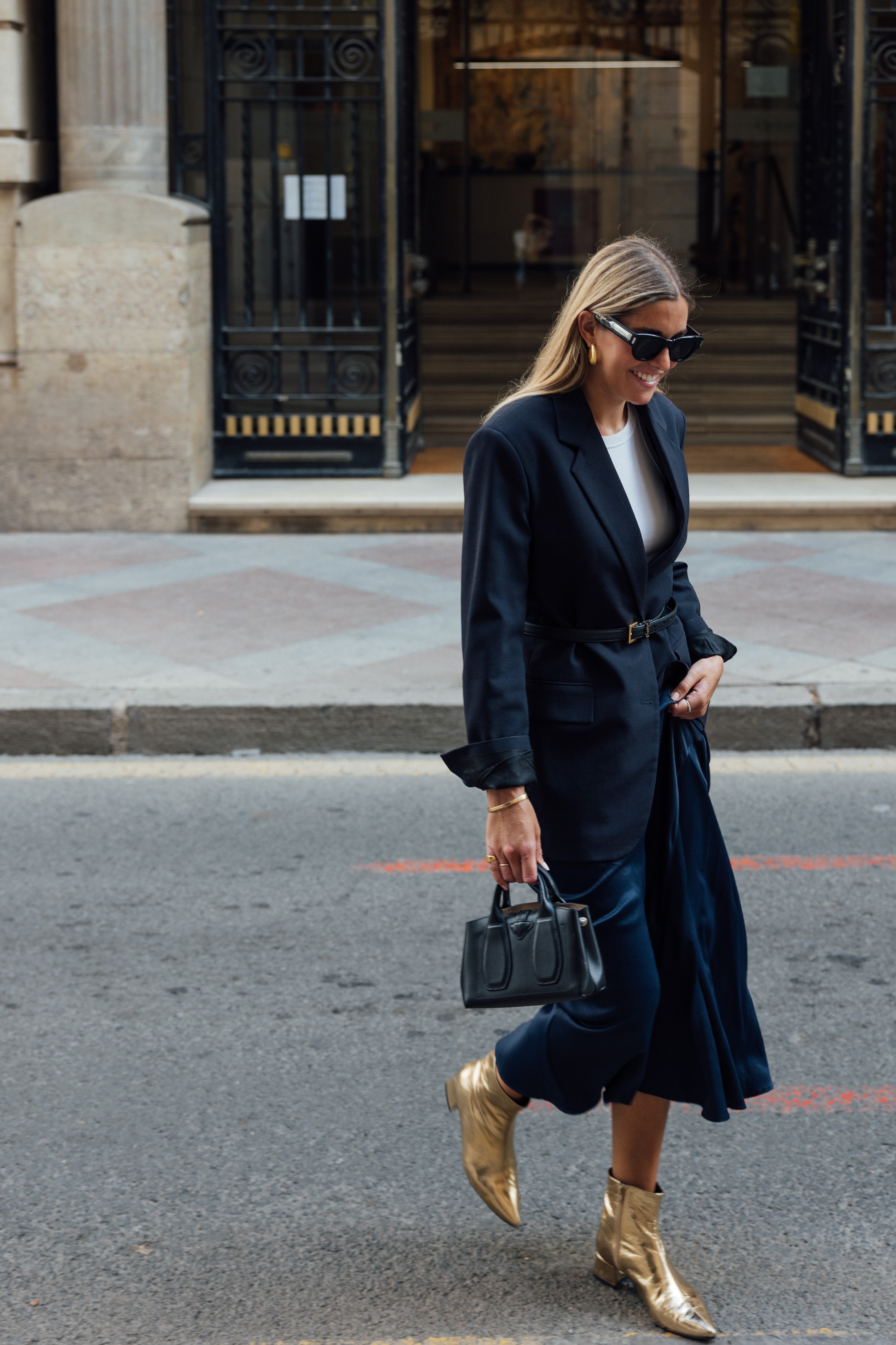 Chica con vestido largo y unos botines para mujer color dorado