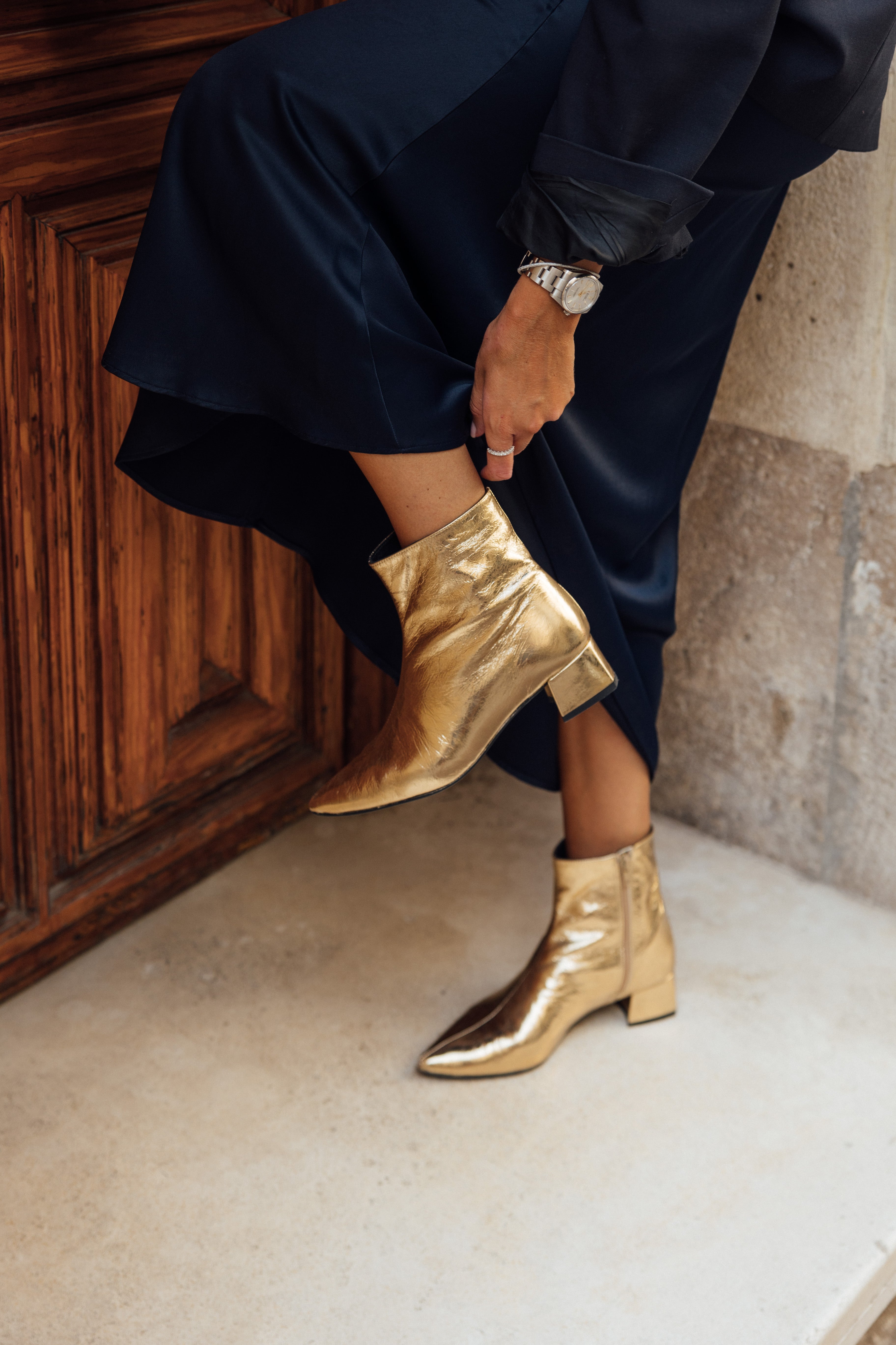 Cómo quedan unos botines dorados para mujer con efecto piel laminada