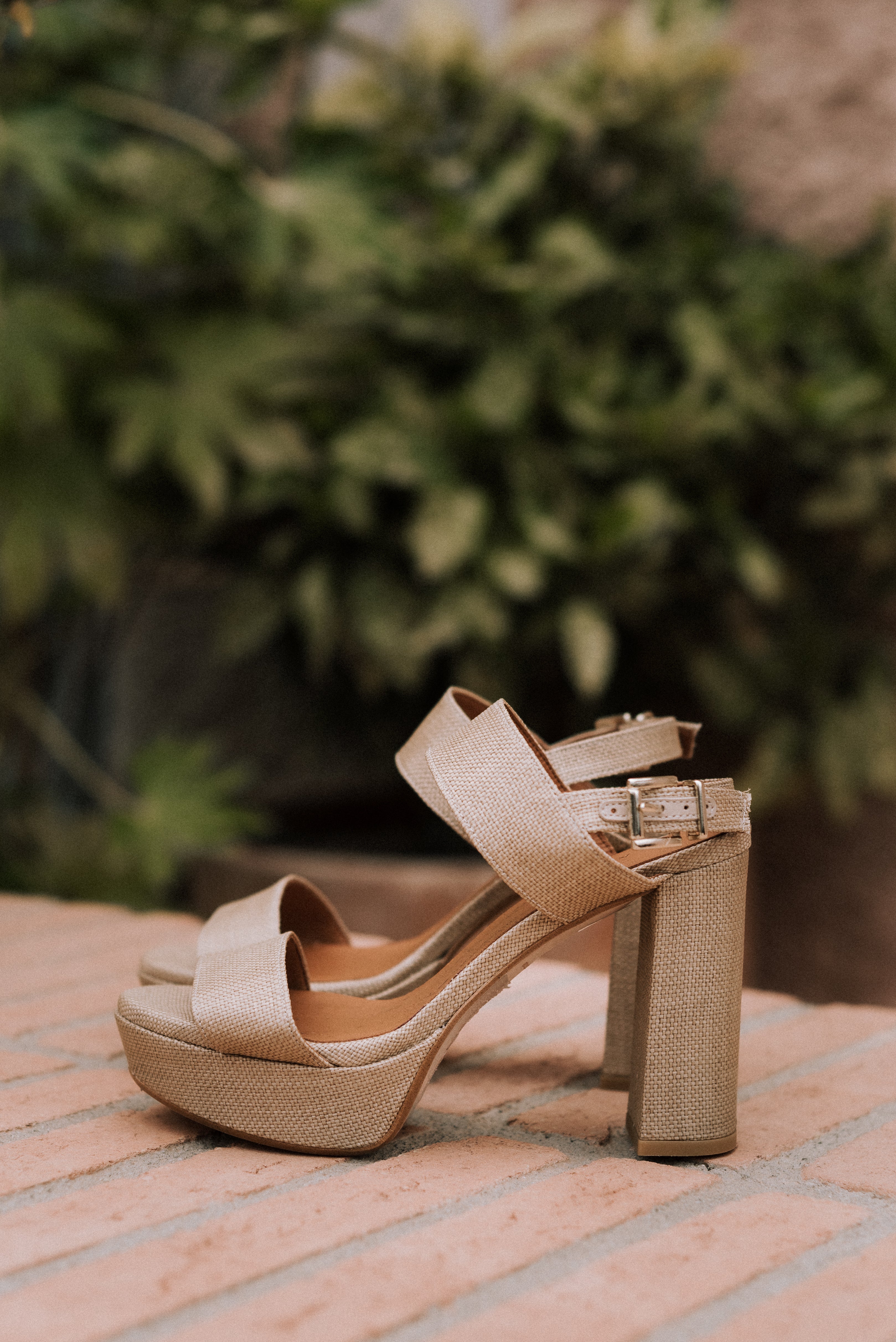 Sandalia femenina en lino natural con plataforma