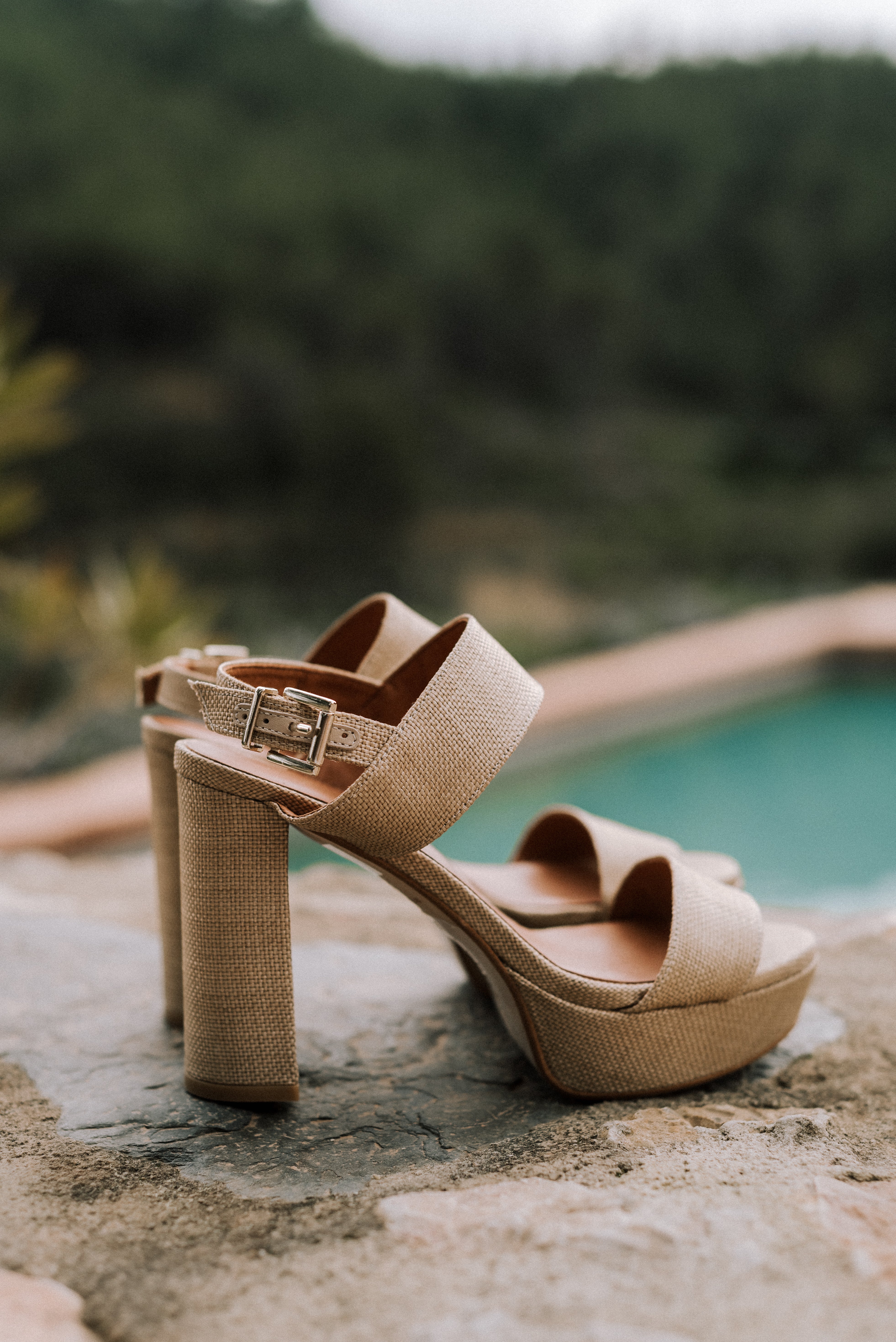 Sandalia cómoda de tacón y plataforma en lino natural