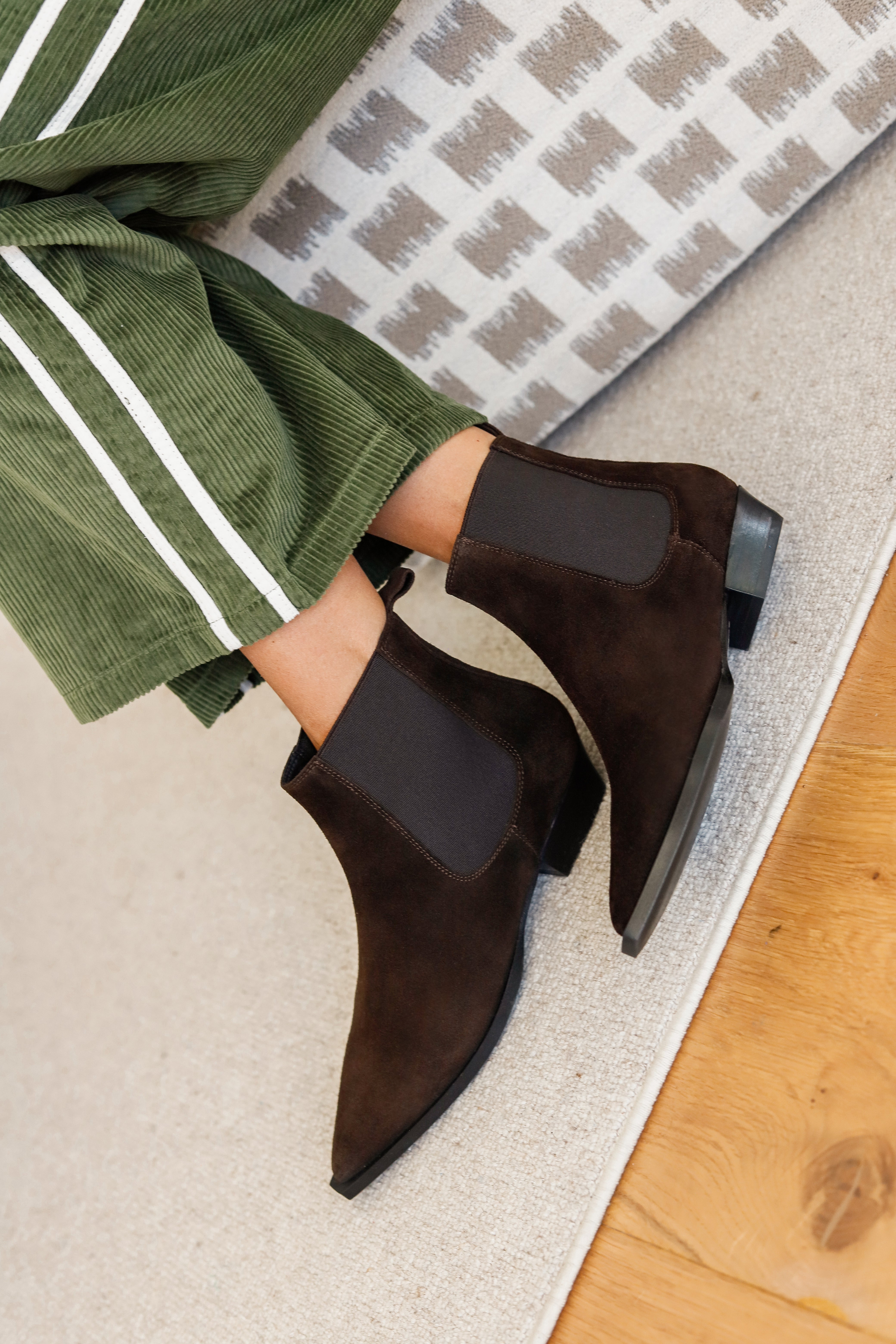 Botín en piel de ante marrón chocolate para looks del día a día muy cómodos con tacón bajo de 2 cm