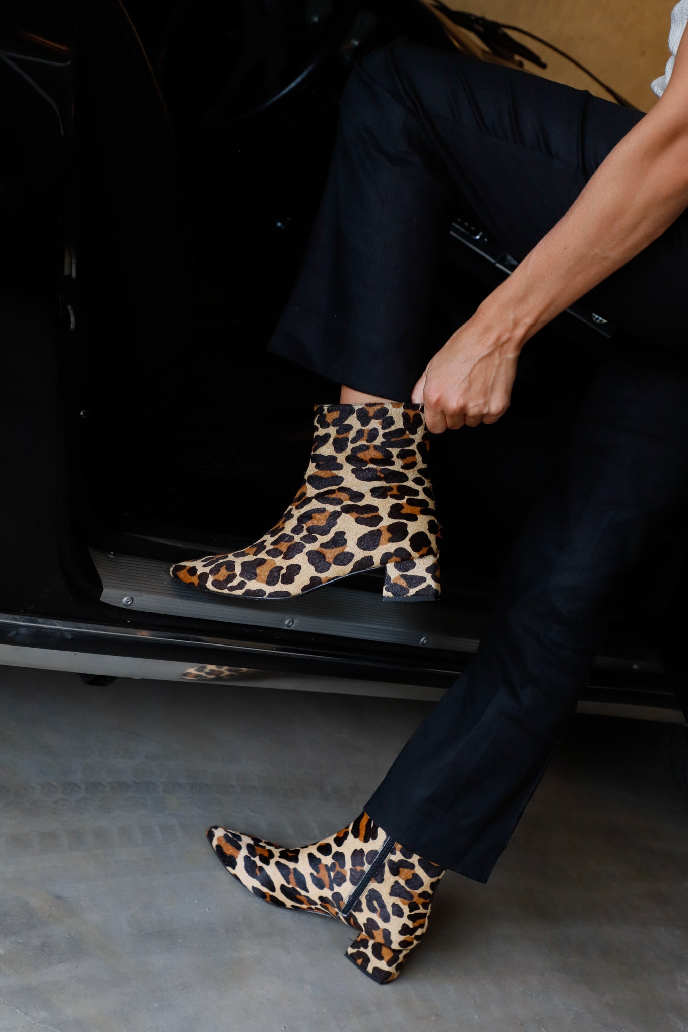 BOTÍN SILVIA PIEL EFECTO POTRO LEOPARDO TACÓN 4CM