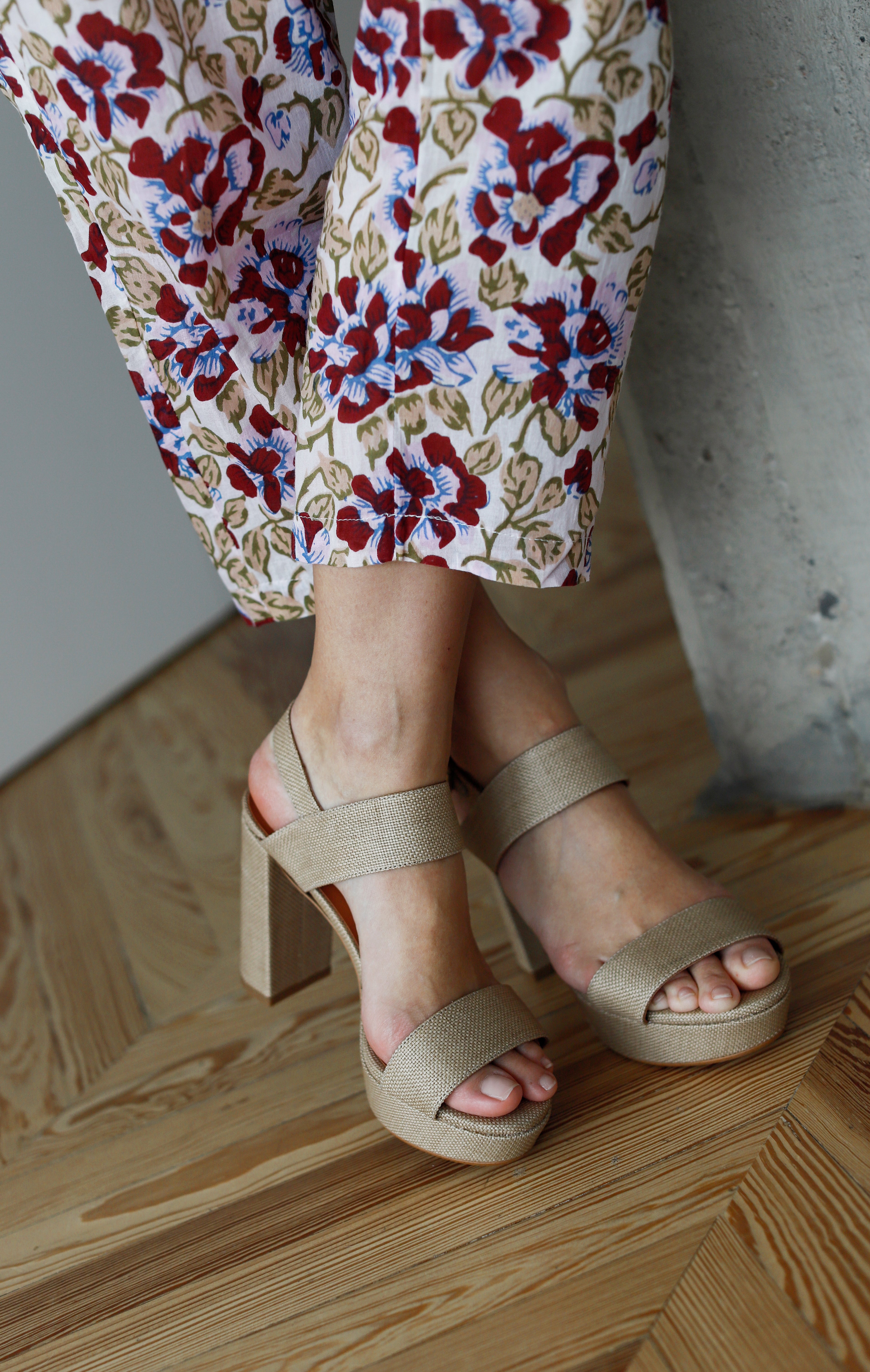 Sandalia elegante con plataforma y tacón alto en lino natural