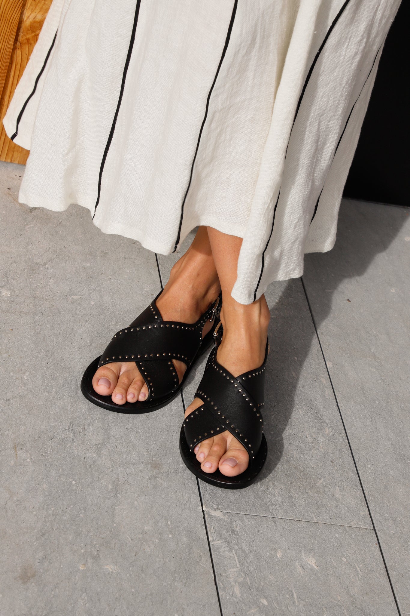 BLACK LEATHER FLAT SOLE SANDAL