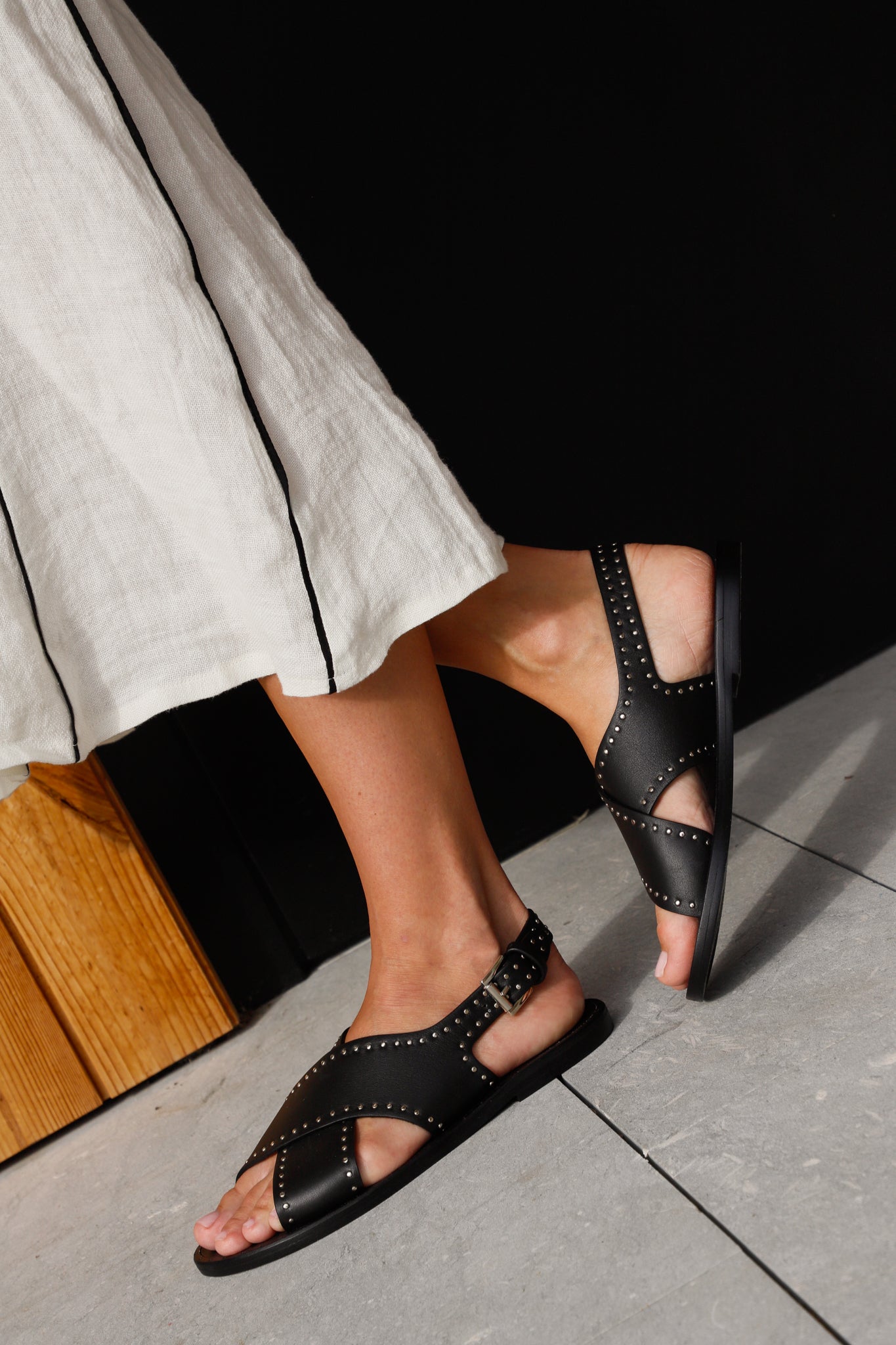 BLACK LEATHER FLAT SOLE SANDAL