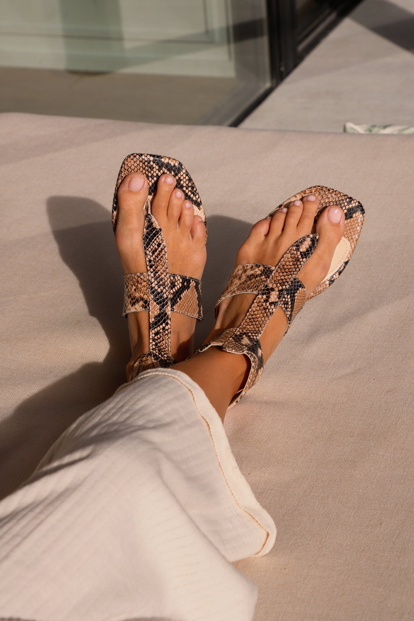 SANDALIA PLANA SANDRA 2.0 PIEL EFECTO PITÓN NATURAL