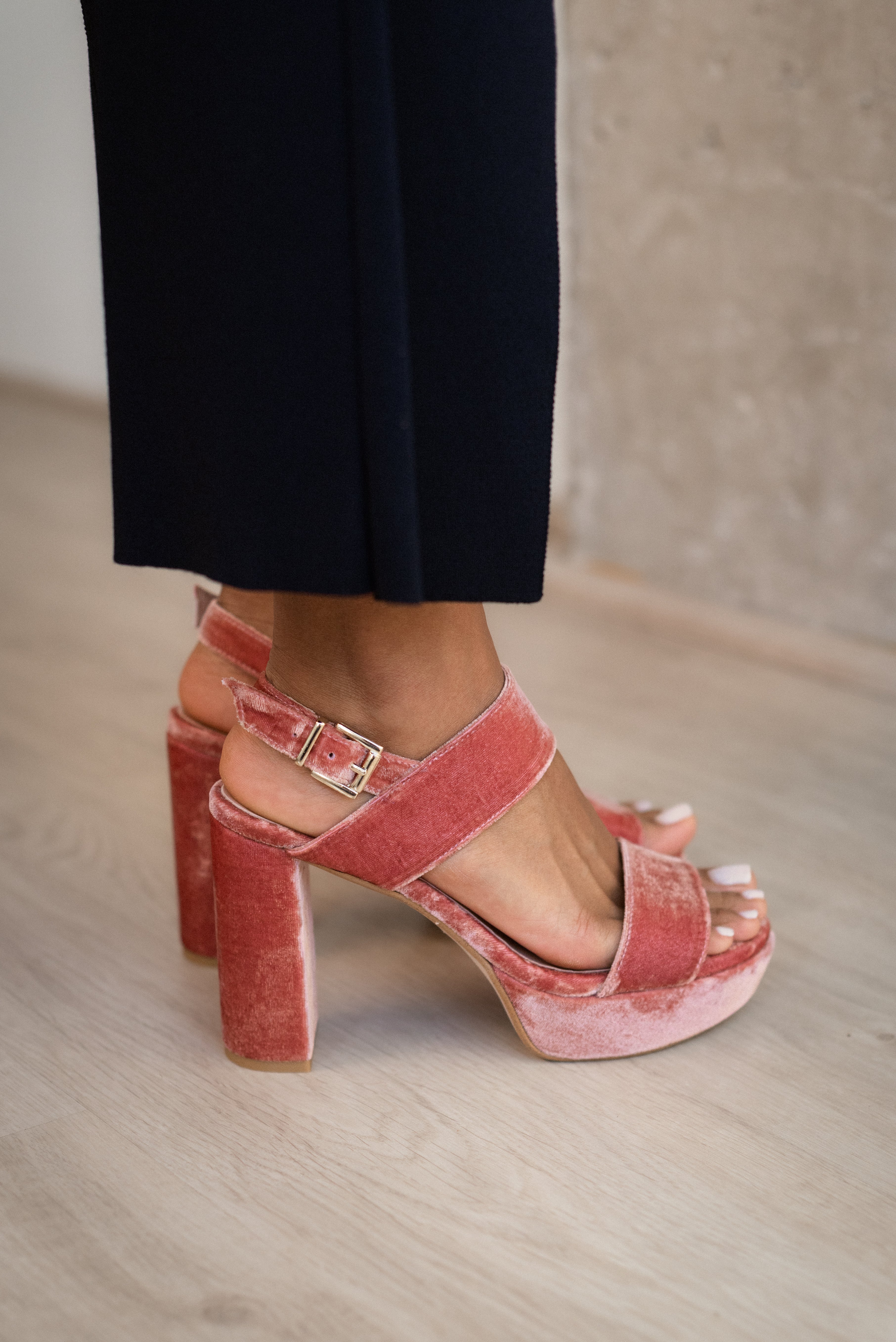 SANDALIA MÓNICA TERCIOPELO ROSA TACÓN 10CM
