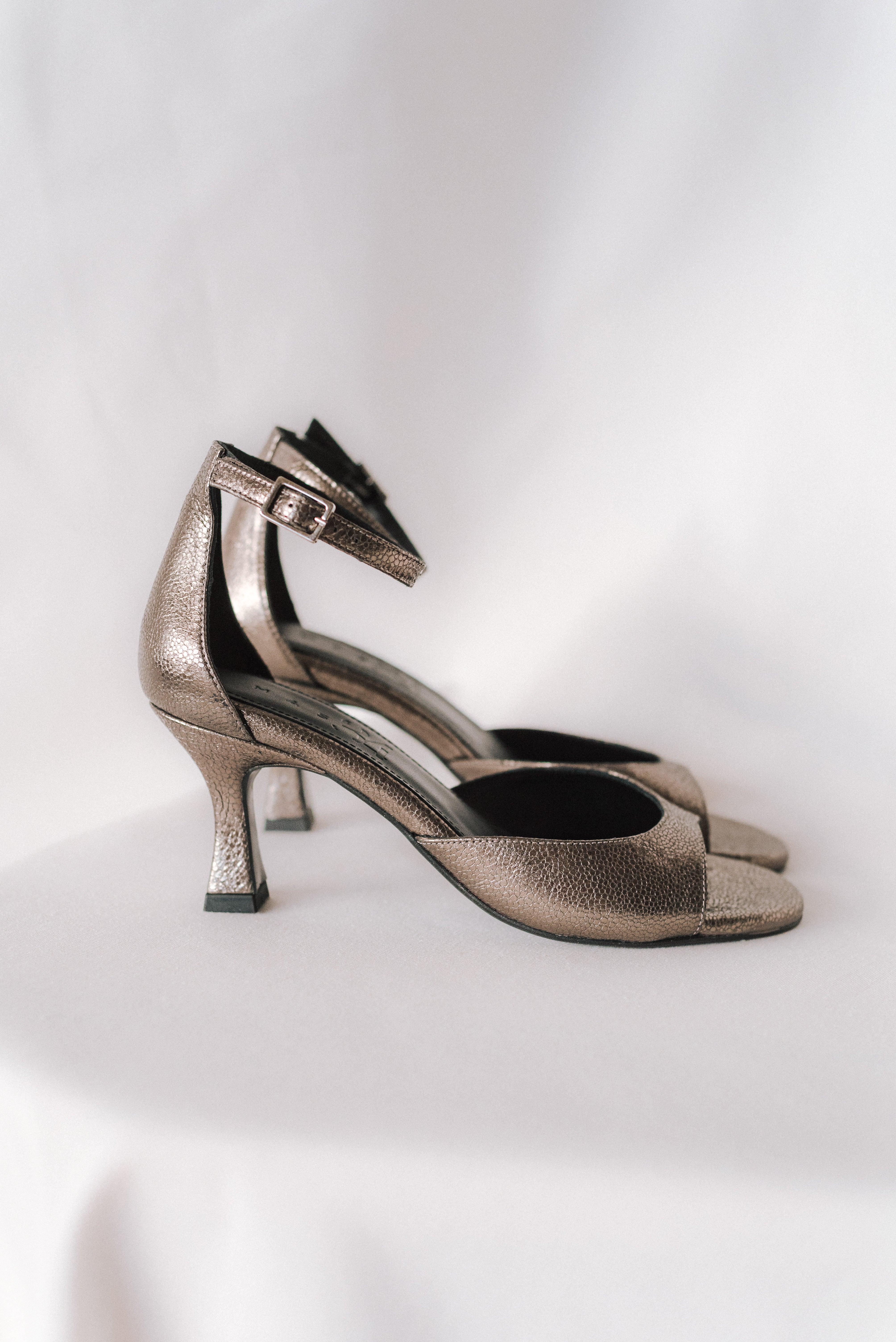 SANDALIA ROSARIO PIEL GRABADA PLOMO TACÓN 6CM