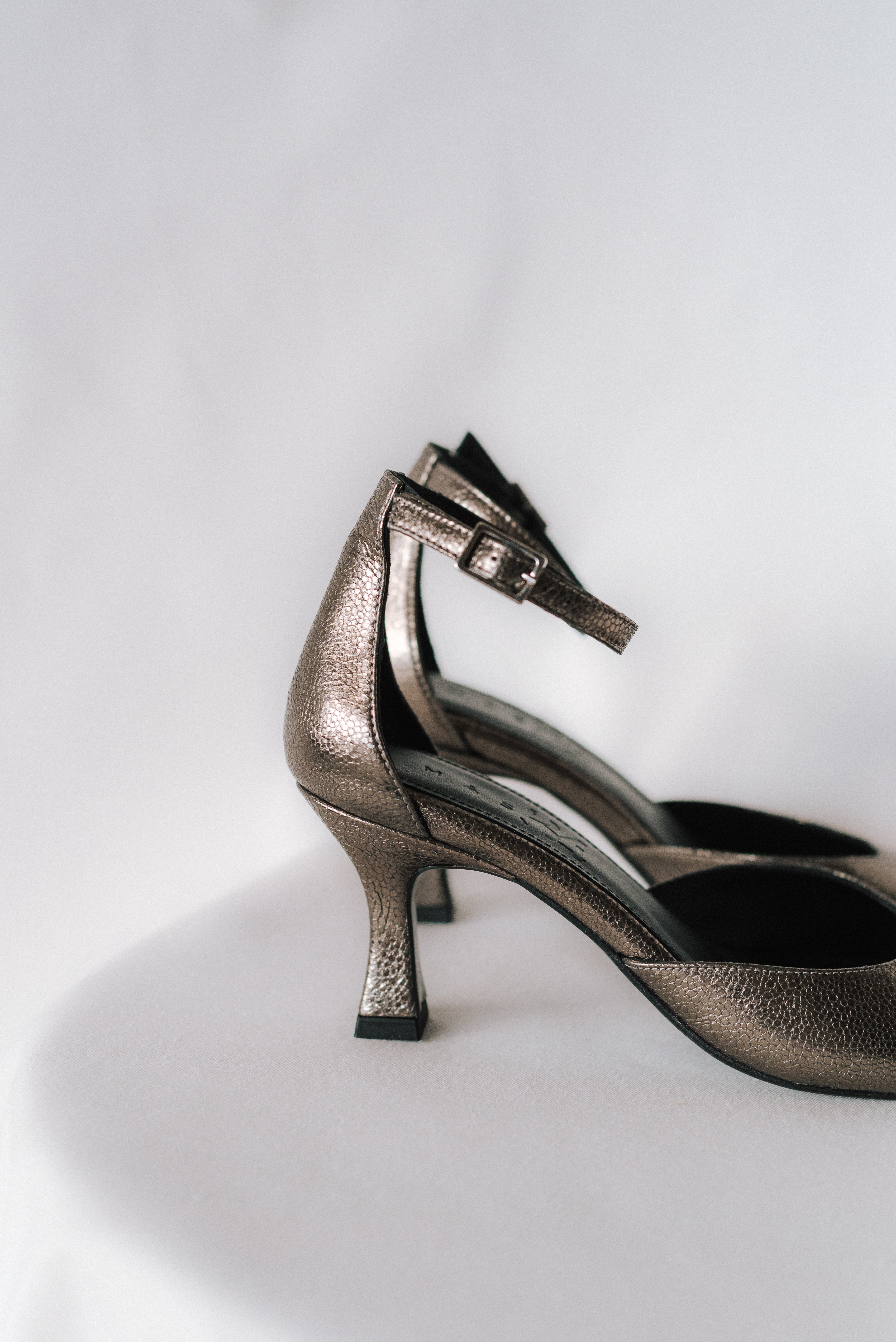 SANDALIA ROSARIO PIEL GRABADA PLOMO TACÓN 6CM