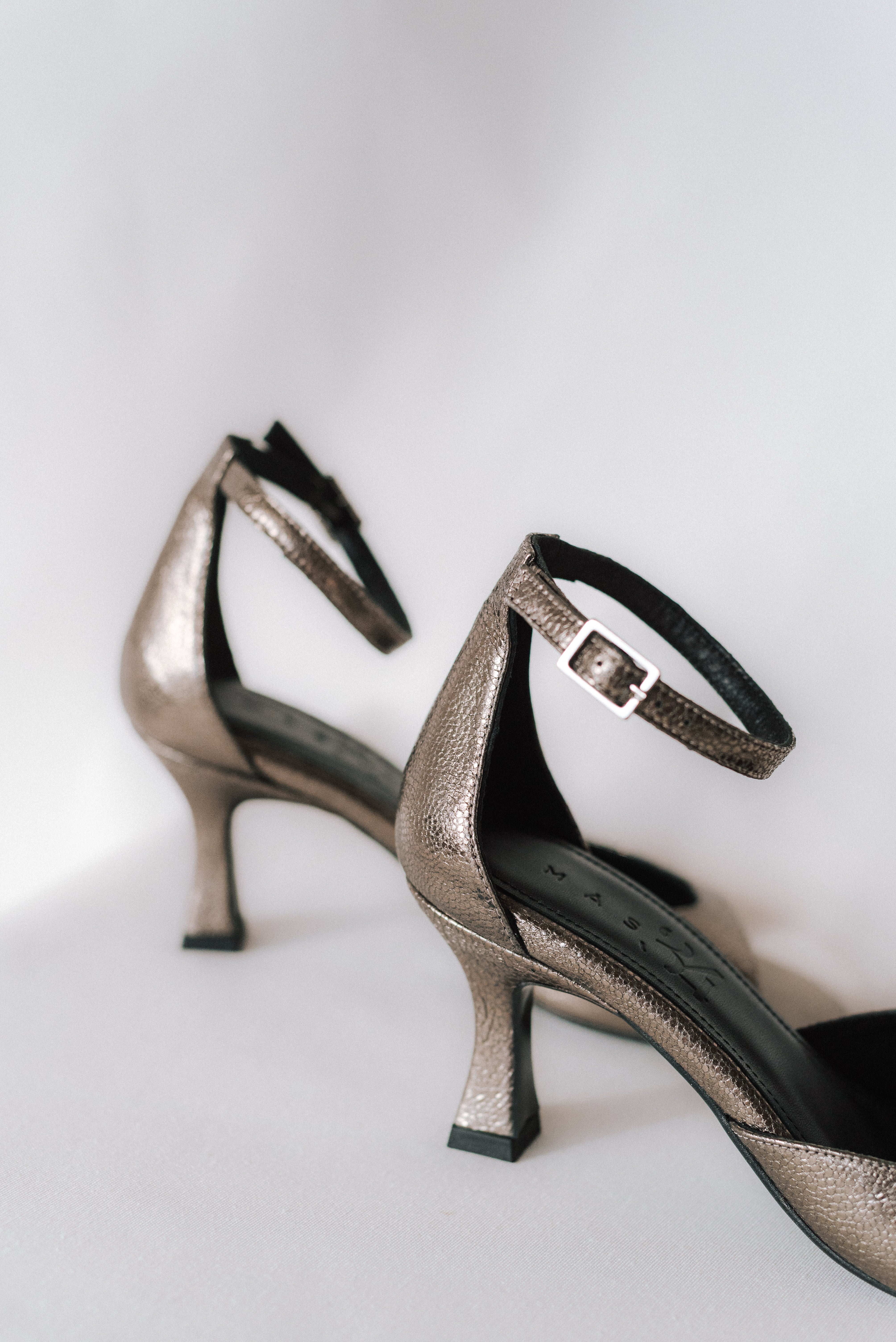 SANDALIA ROSARIO PIEL GRABADA PLOMO TACÓN 6CM