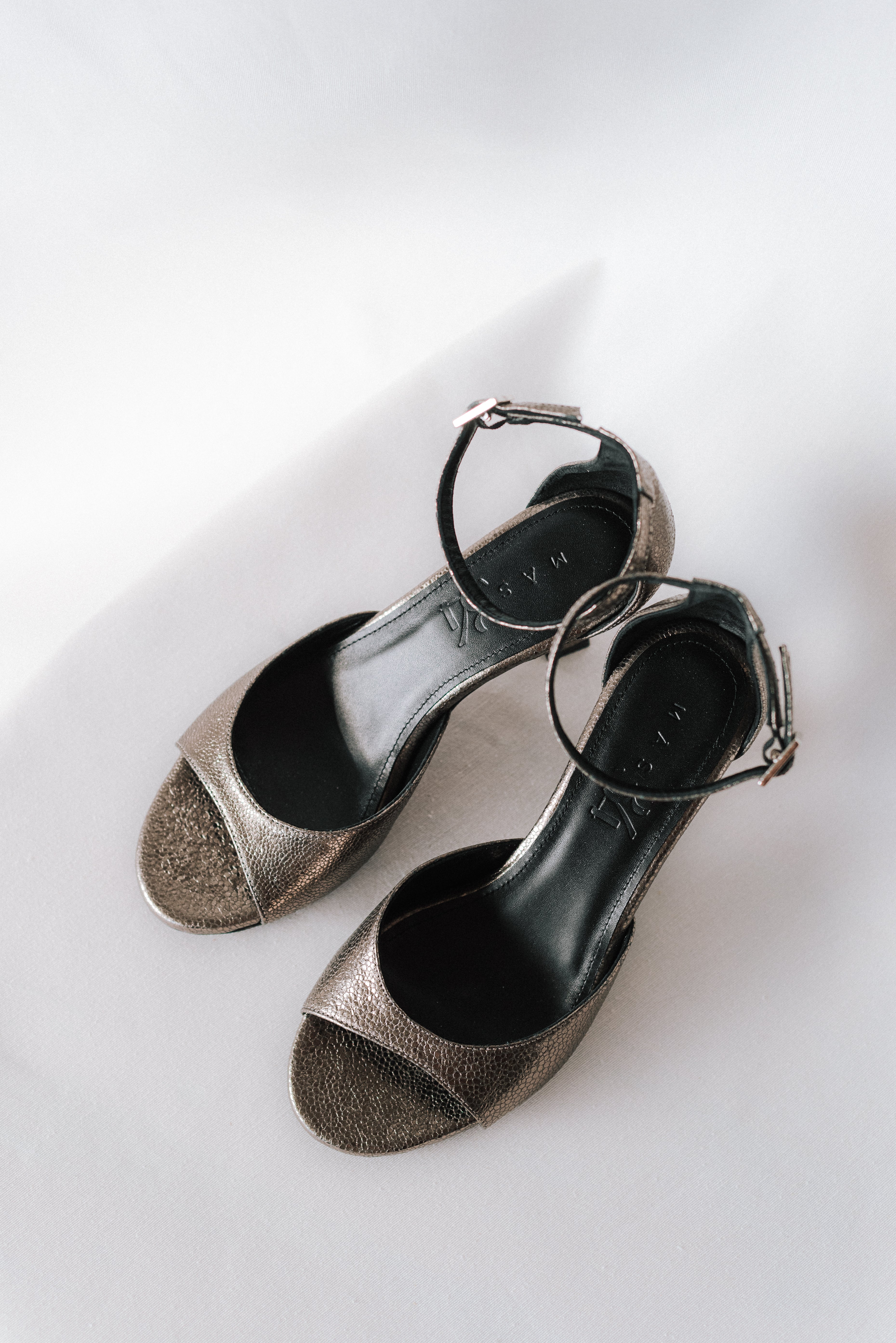 SANDALIA ROSARIO PIEL GRABADA PLOMO TACÓN 6CM