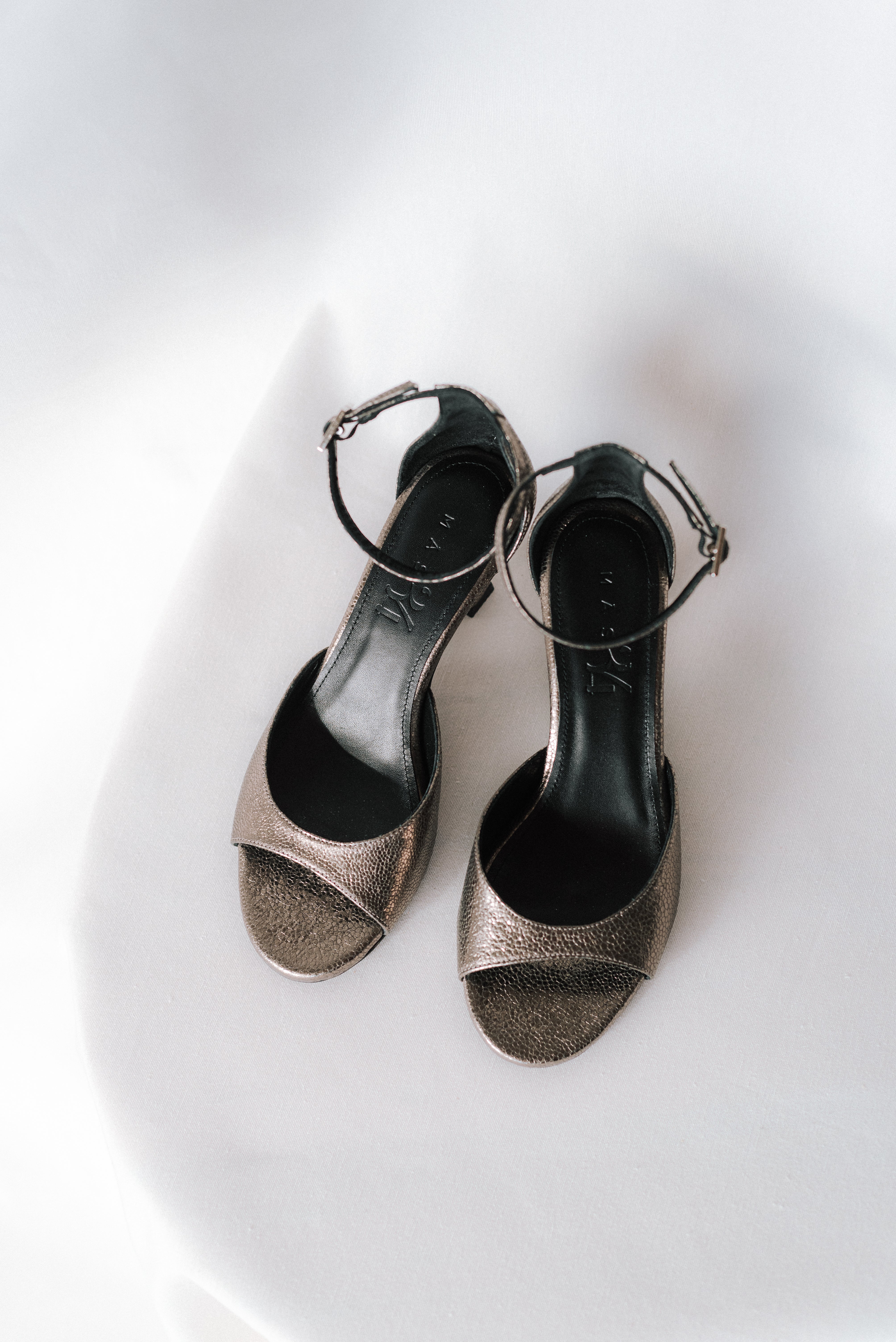 SANDALIA ROSARIO PIEL GRABADA PLOMO TACÓN 6CM