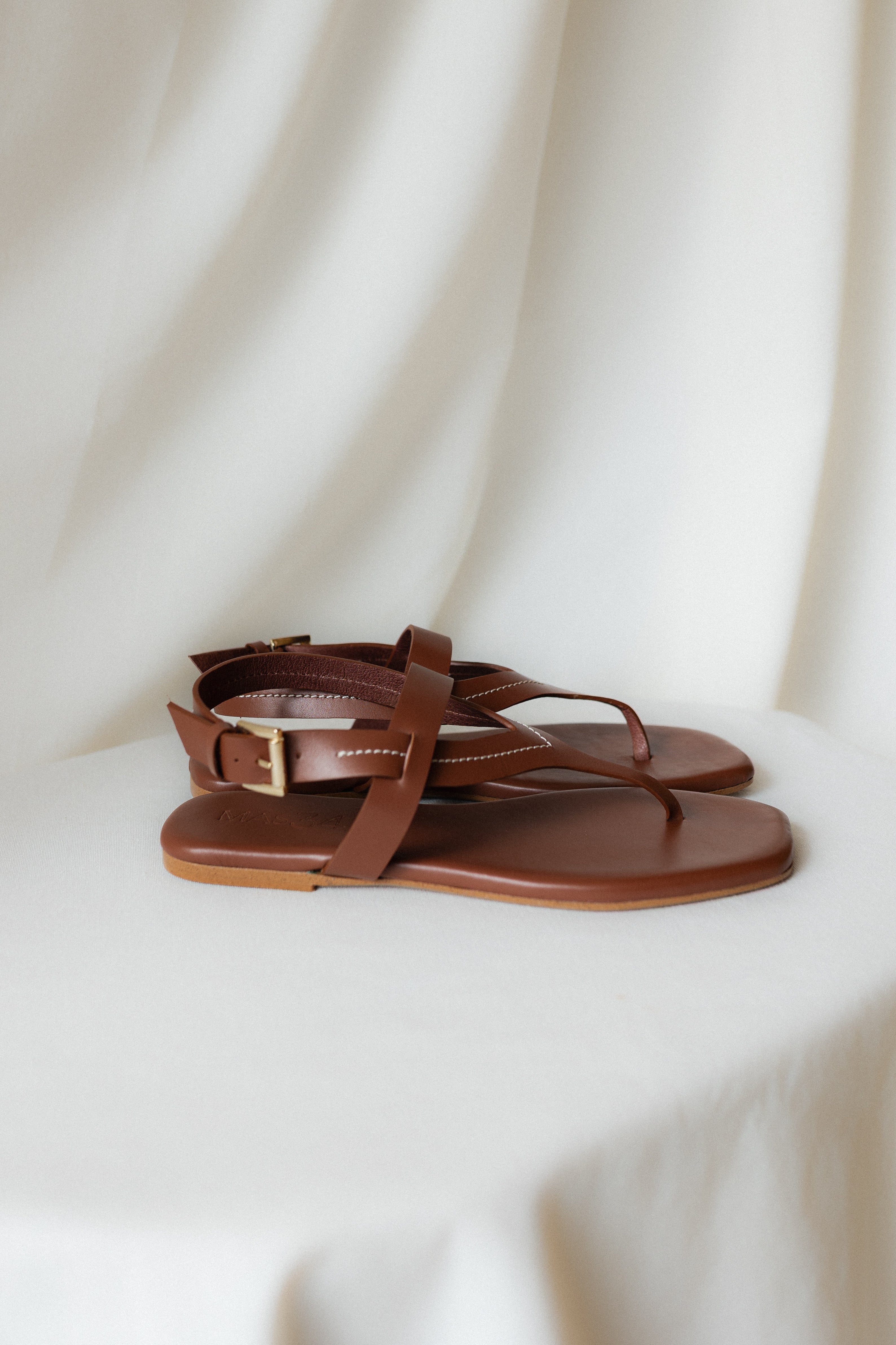 SANDALIA PLANA ALMUDENA PIEL MARRÓN