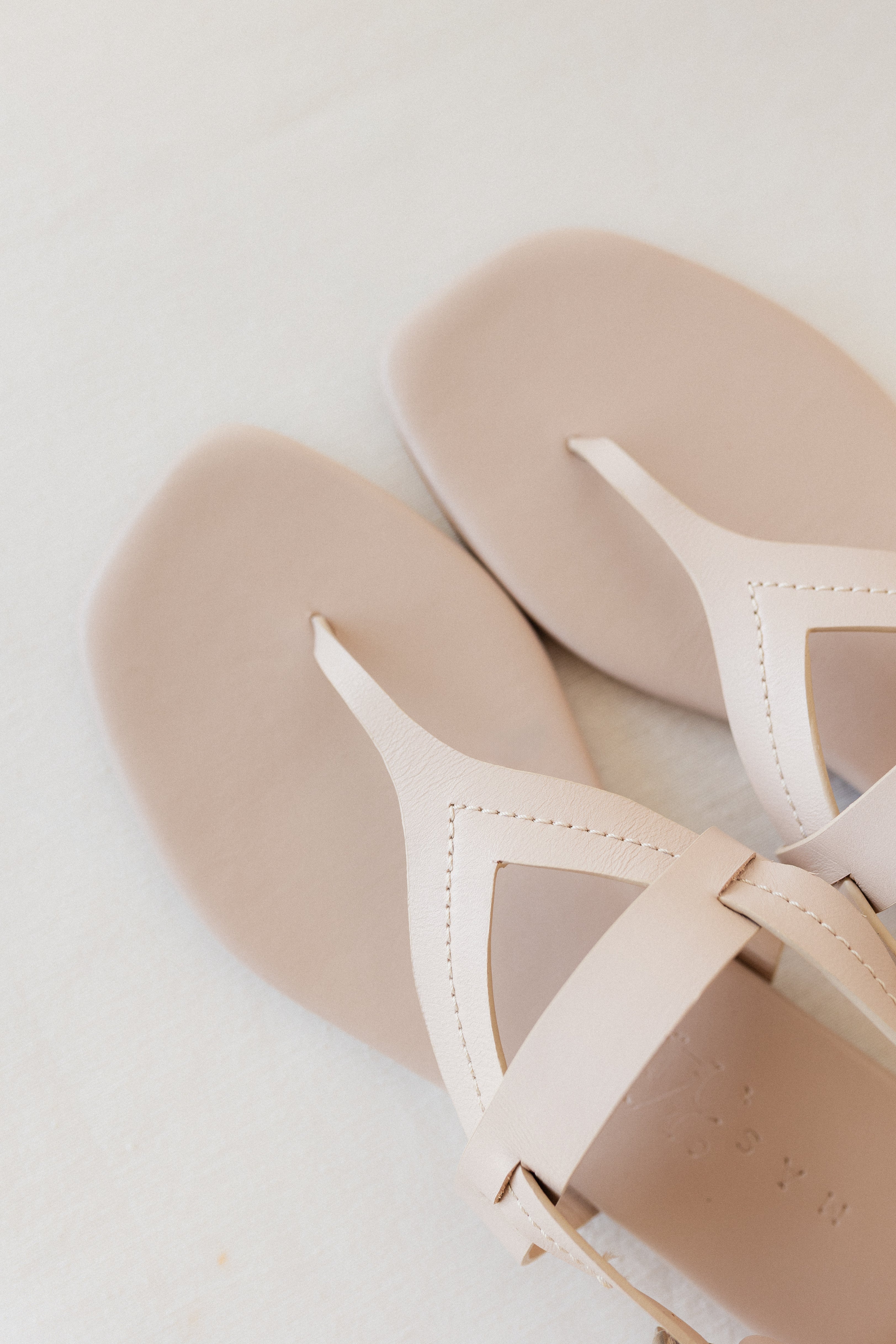 MAX FLAT SANDAL IN NUDE EMBOSSED LEATHER